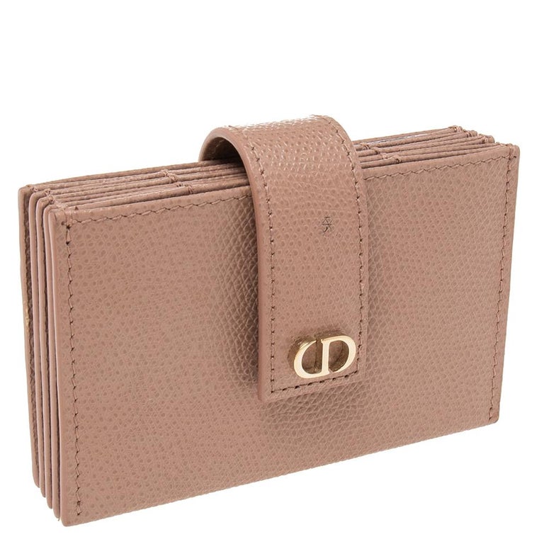 Dior - Porte-cartes Montaigne à 5 poches en cuir couleur chair, 30 En vente  sur 1stDibs