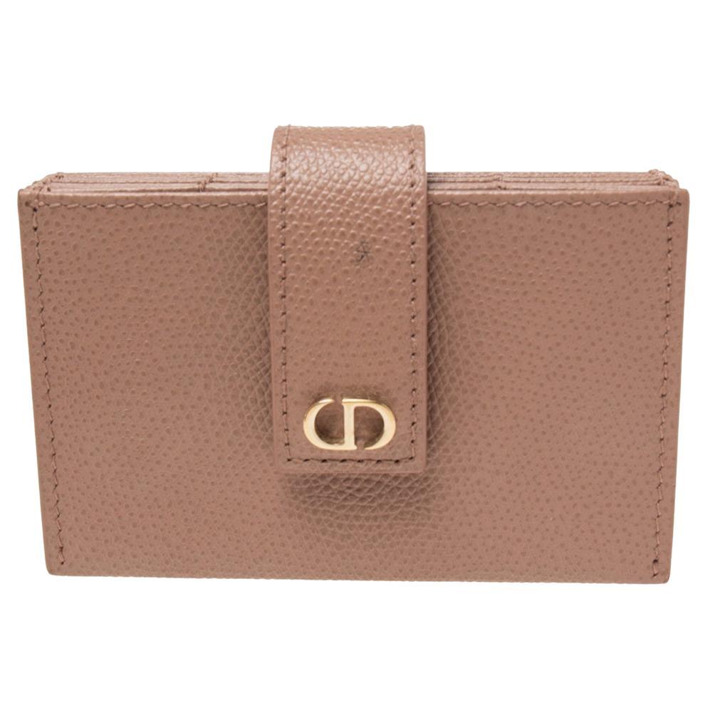 Dior - Porte-cartes Montaigne à 5 poches en cuir couleur chair, 30 En vente  sur 1stDibs