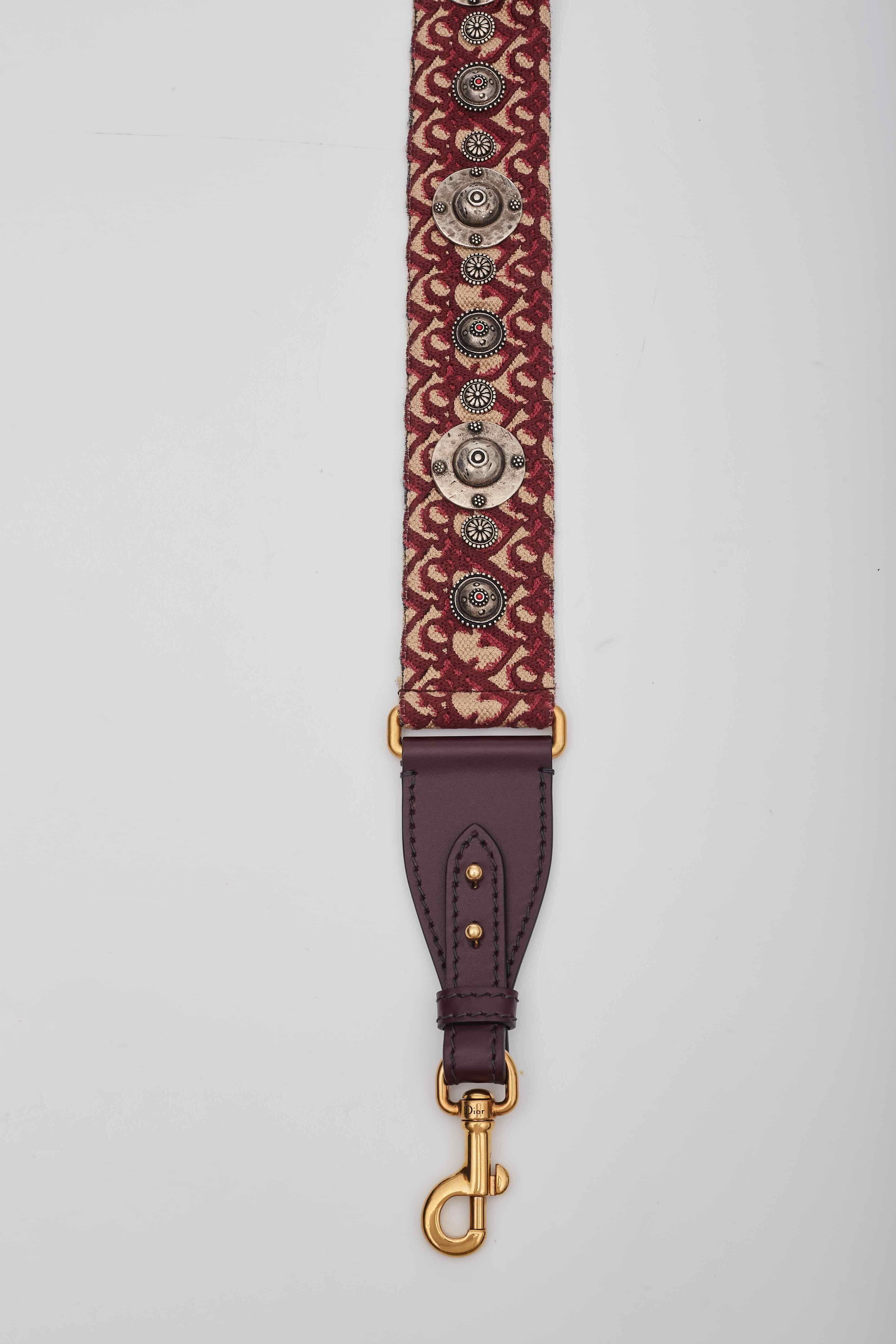 Bohemian studded burgundy and beige cloth shoulder strap .
Condition is very good with faint scratches.

Made in France