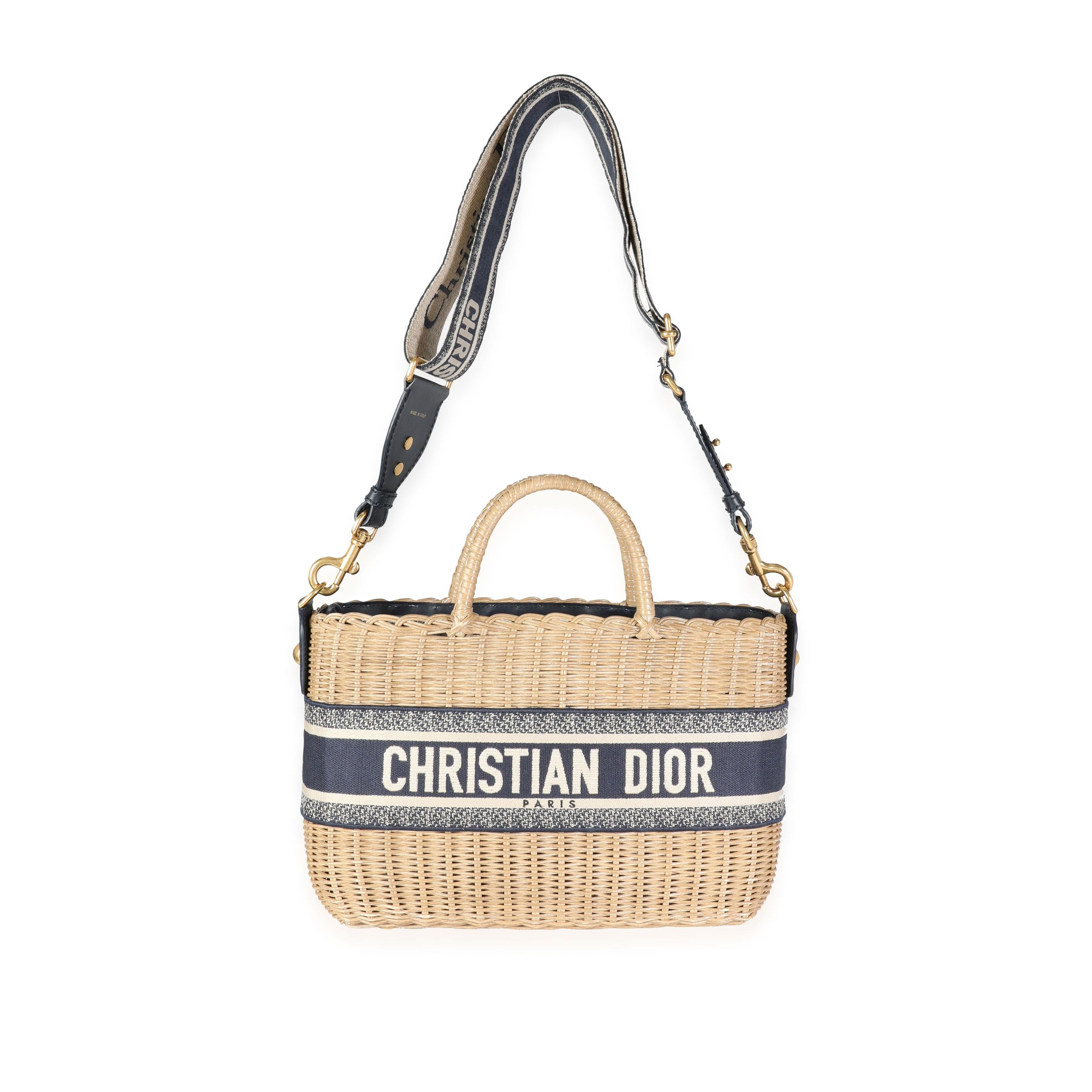 Auflistung Titel: Dior Oblique Jacquard Weidenkorb Tasche
SKU: 115247
MSRP: 5700.00
Zustand: Gebraucht (3000)
Beschreibung des Zustands: Kein gewöhnlicher Picknickkorb - diese Dior Oblique Jacquard Wicker Basket Bag kann oben geschlossen werden oder