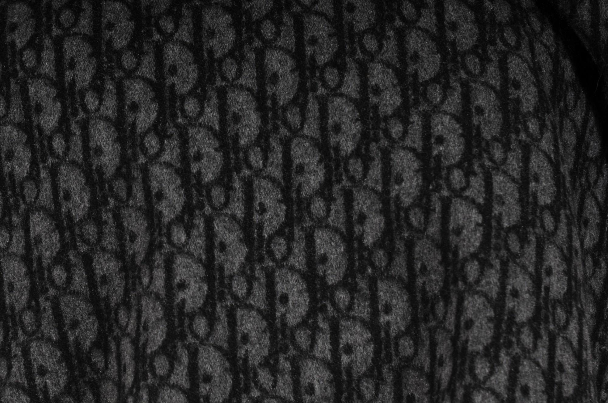 Bufanda con flecos y logotipo oblicuo Dior 59 x 68 Chal de seda gris grande en venta 6