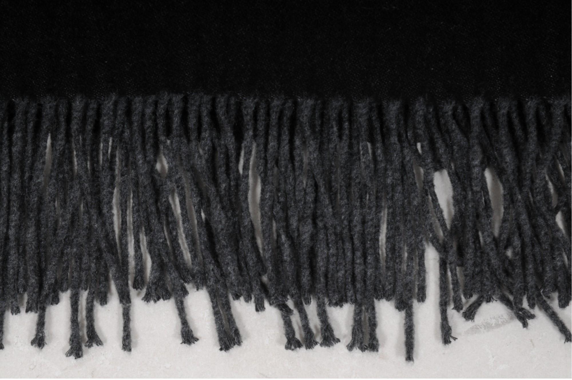 Bufanda con flecos y logotipo oblicuo Dior 59 x 68 Chal de seda gris grande en Excelente estado para la venta en North Miami, FL