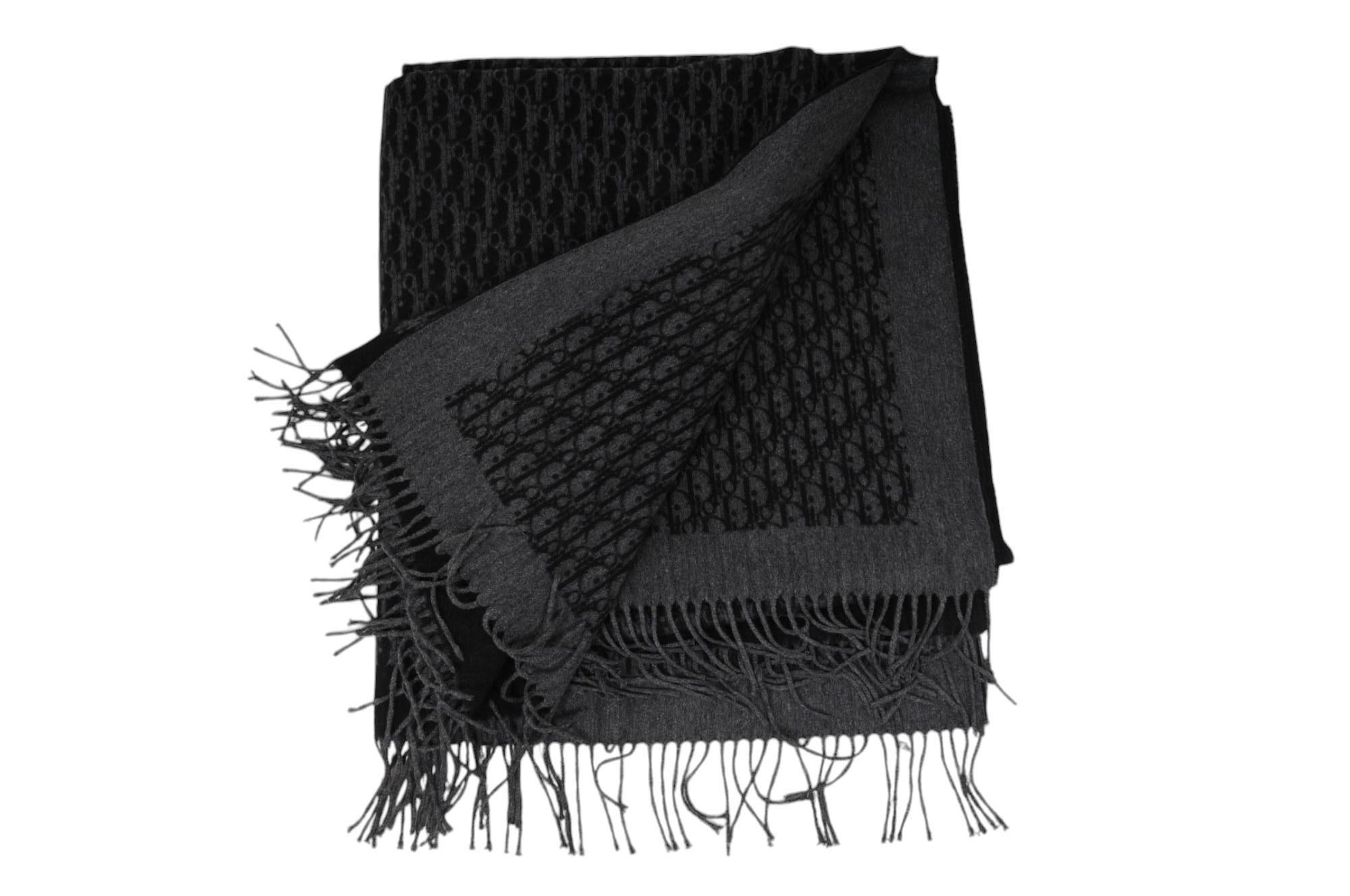 Bufanda con flecos y logotipo oblicuo Dior 59 x 68 Chal de seda gris grande en venta 2