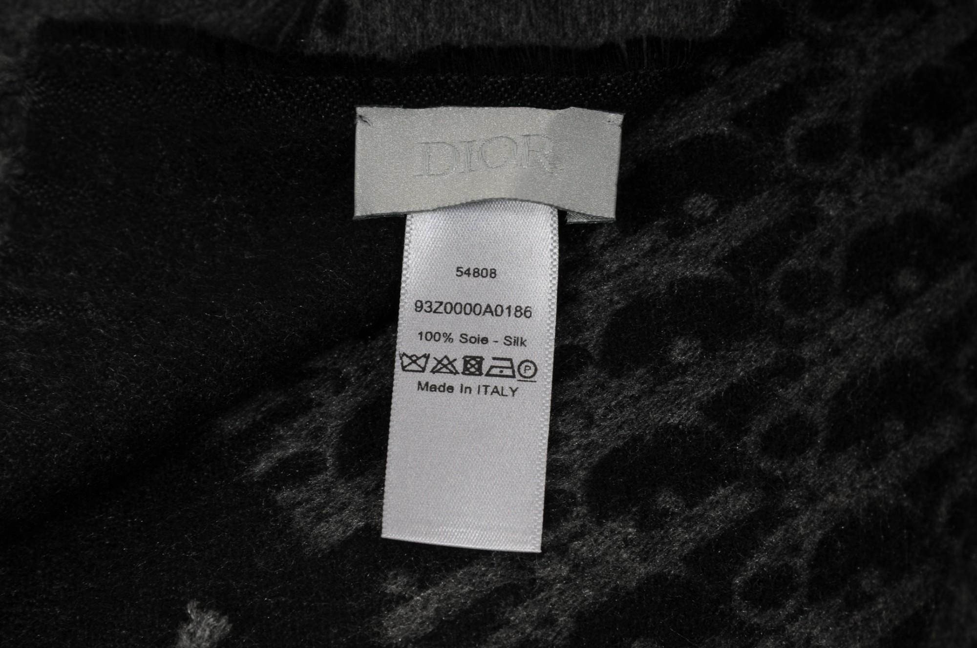 Bufanda con flecos y logotipo oblicuo Dior 59 x 68 Chal de seda gris grande en venta 3