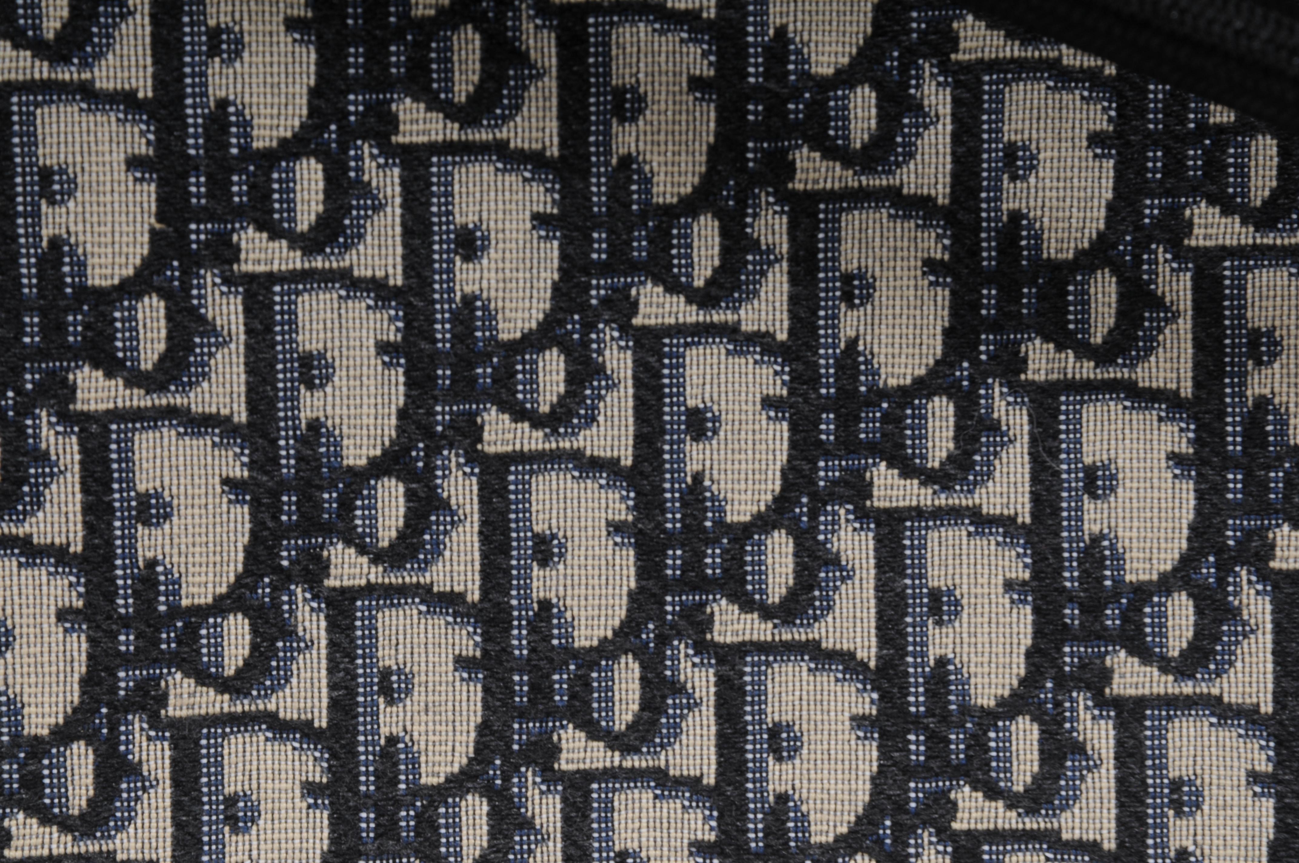 - Esterno beige e nero

- Chiusura con zip



Condizioni: 

L'astuccio è in ottime condizioni e non presenta imperfezioni di rilievo. 



Misure: (approssimativamente in pollici) 

10,75 L x 8 H.