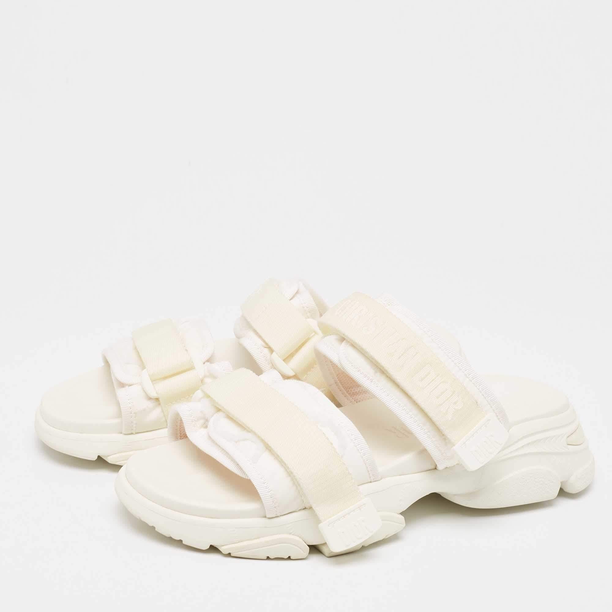 These well crafted Dior D Wander slides have got you covered for all day plans. They come in a versatile design and they look great on the feet.