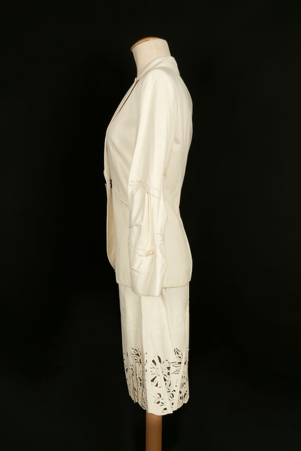 Dior - (Made in France) Ensemble veste et jupe en cuir d'agneau écru. Taille 36FR.
Collectional Automne-Hiver 2006. 

Informations complémentaires : 
Dimensions : Veste : Largeur des épaules : 40 cm, Poitrine : 39 cm, Longueur des manches : 58 cm,