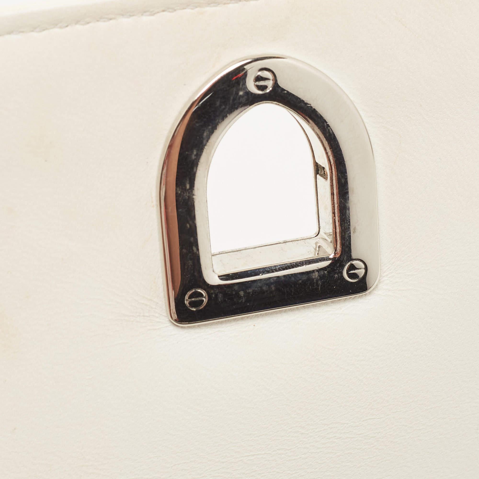 Dior Kleine Diorama-Klappentasche aus cremefarbenem Micro Cannage-Lackleder in Weiß im Angebot 7