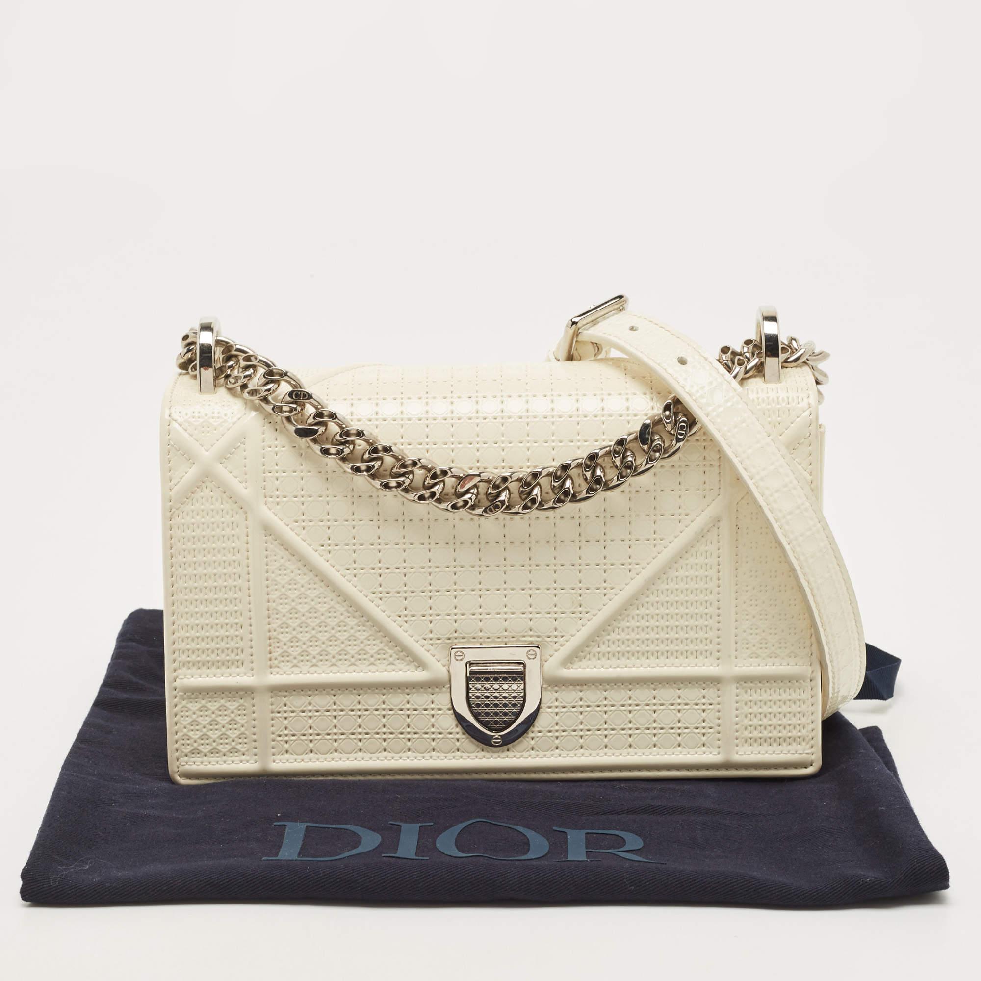 Dior Kleine Diorama-Klappentasche aus cremefarbenem Micro Cannage-Lackleder in Weiß im Angebot 13