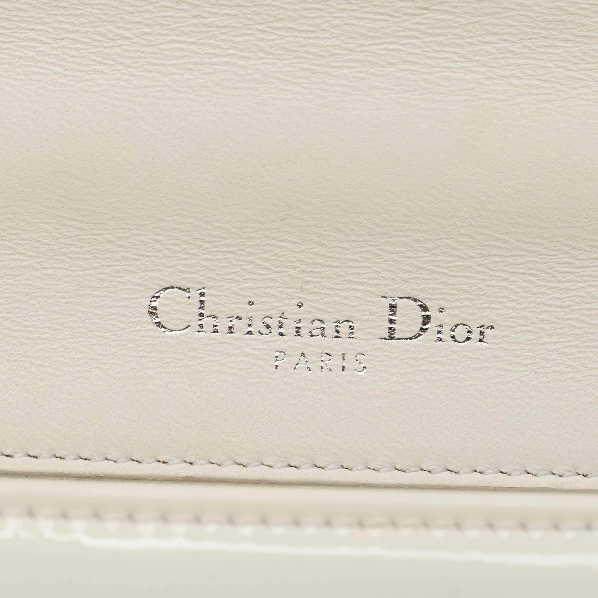 Dior Kleine Diorama-Klappentasche aus cremefarbenem Micro Cannage-Lackleder in Weiß im Angebot 3