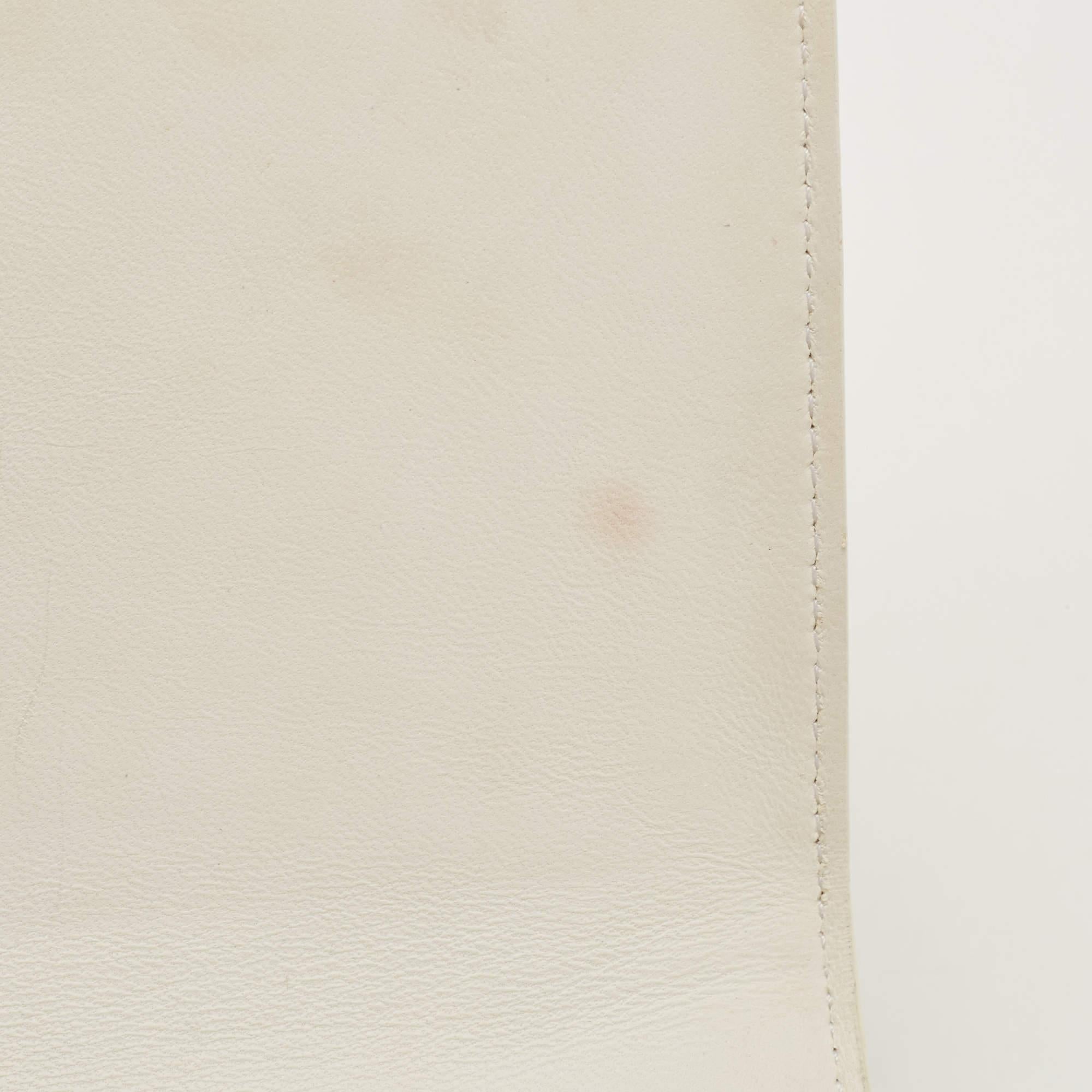 Dior Kleine Diorama-Klappentasche aus cremefarbenem Micro Cannage-Lackleder in Weiß im Angebot 4