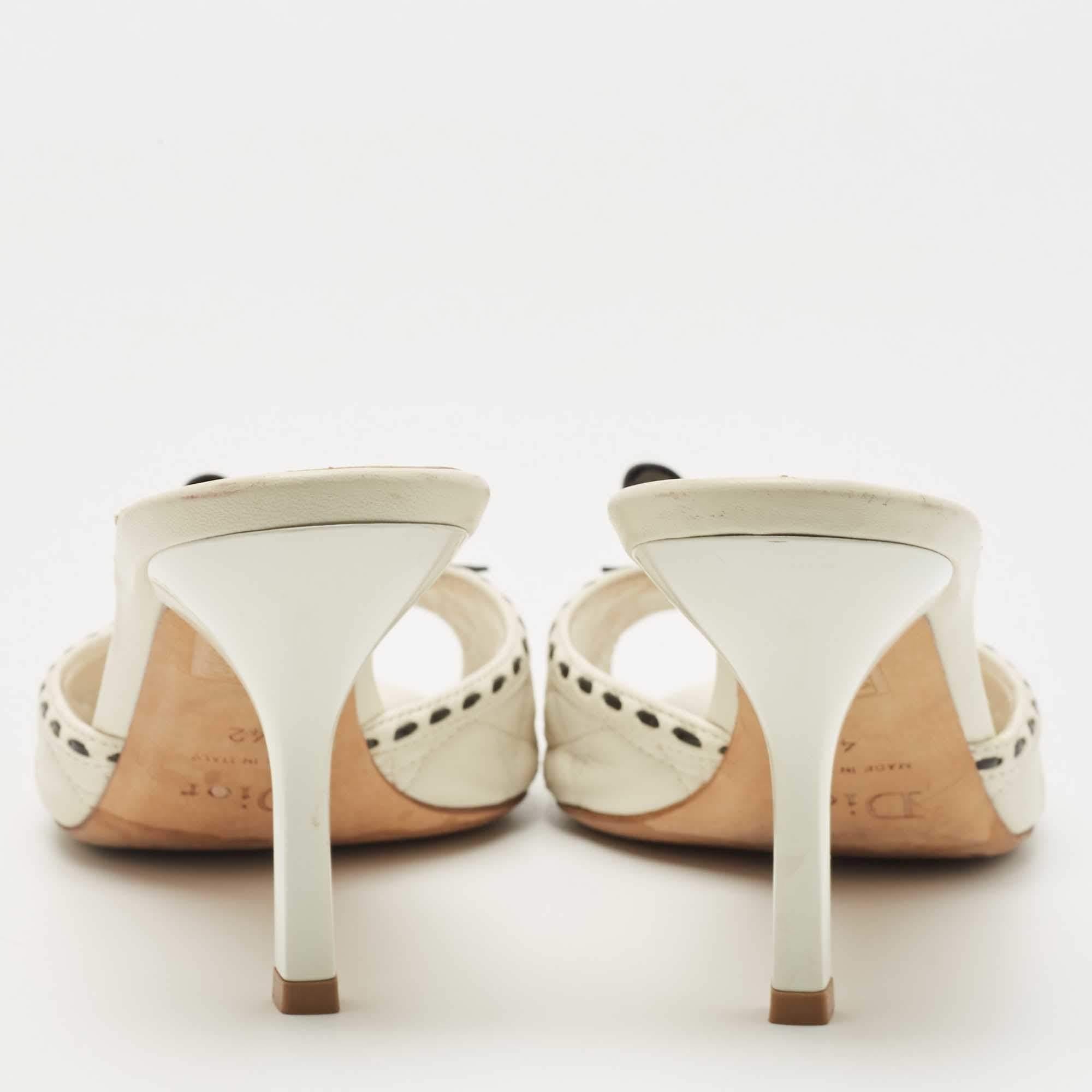 Dior Off White Quilted Leather CD Bow Slide Sandals Size 42 In Good Condition In Dubai, Al Qouz 2