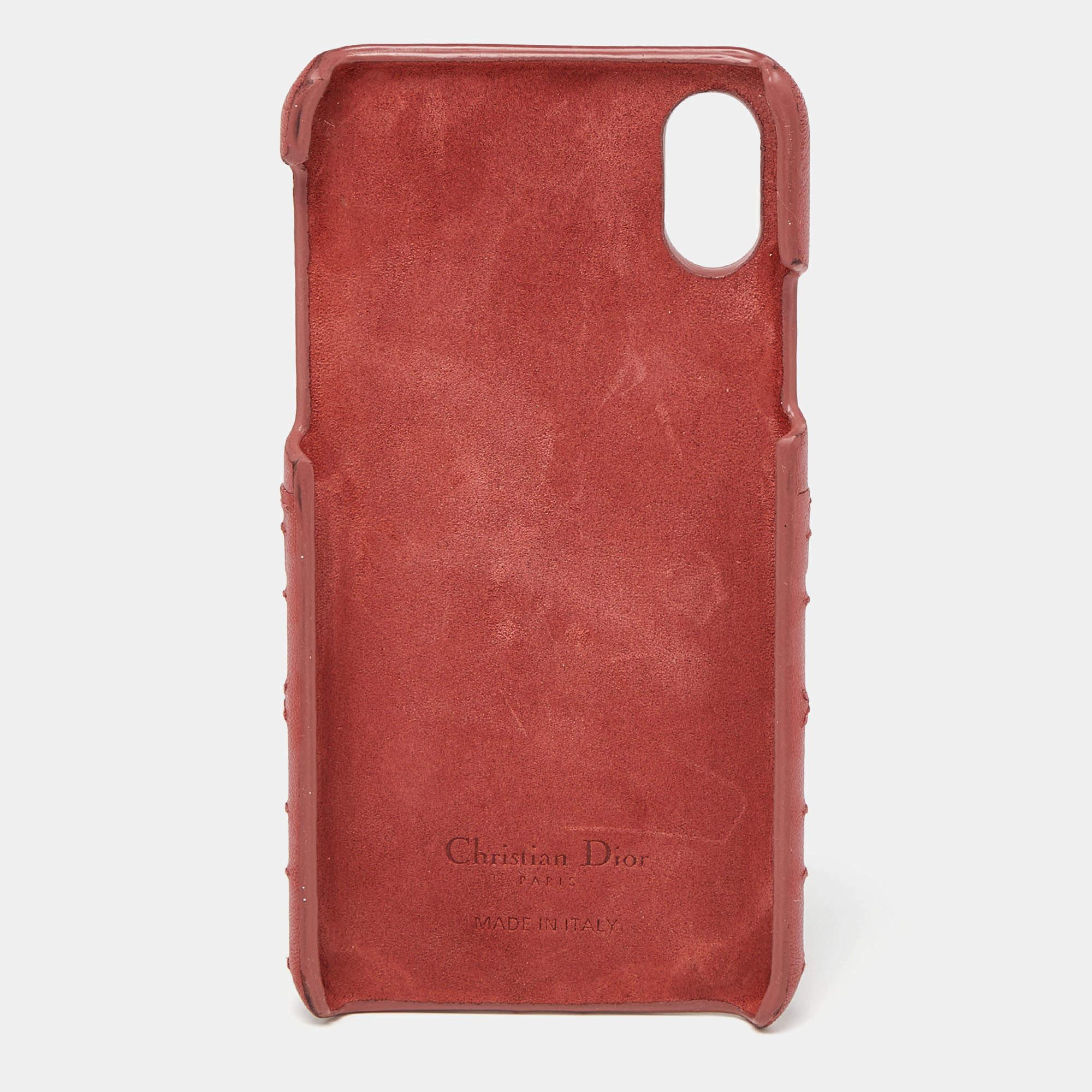 This durable phone case from Dior is for iPhone X/XS users. It has a Cannage quilted leather exterior and a suede interior. Complete with the DIOR letter charms, this cover is made to protect your phone while complementing your style at the same