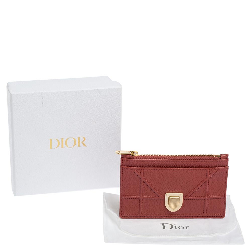 Conveniently designed for everyday use, this cardholder is from Dior. Crafted from Cannage leather, the old rose-hued piece flaunts a design in the likeness of the Diorama bag. The interior is well-lined, and the holder features multiple card