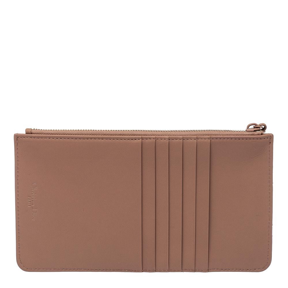 This stylish and functional cardholder from Dior makes for a great accessory. Crafted from ultra matte leather in Italy, it carries the Old Rose shade and Cannage quilting. It has multiple card slots and enough space inside to hold your essentials.