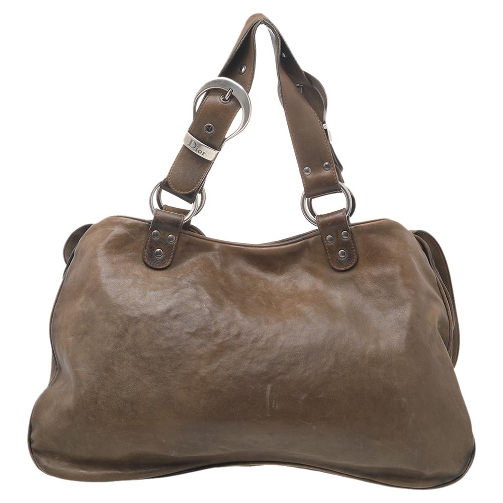 La maison Dior a créé ce sac qui est un excellent mélange d'élégance et de style. Il est proposé dans une belle teinte, parfaite pour faire une déclaration. Le sac comporte une boucle épaisse ainsi qu'une clé sur le devant et un intérieur en tissu