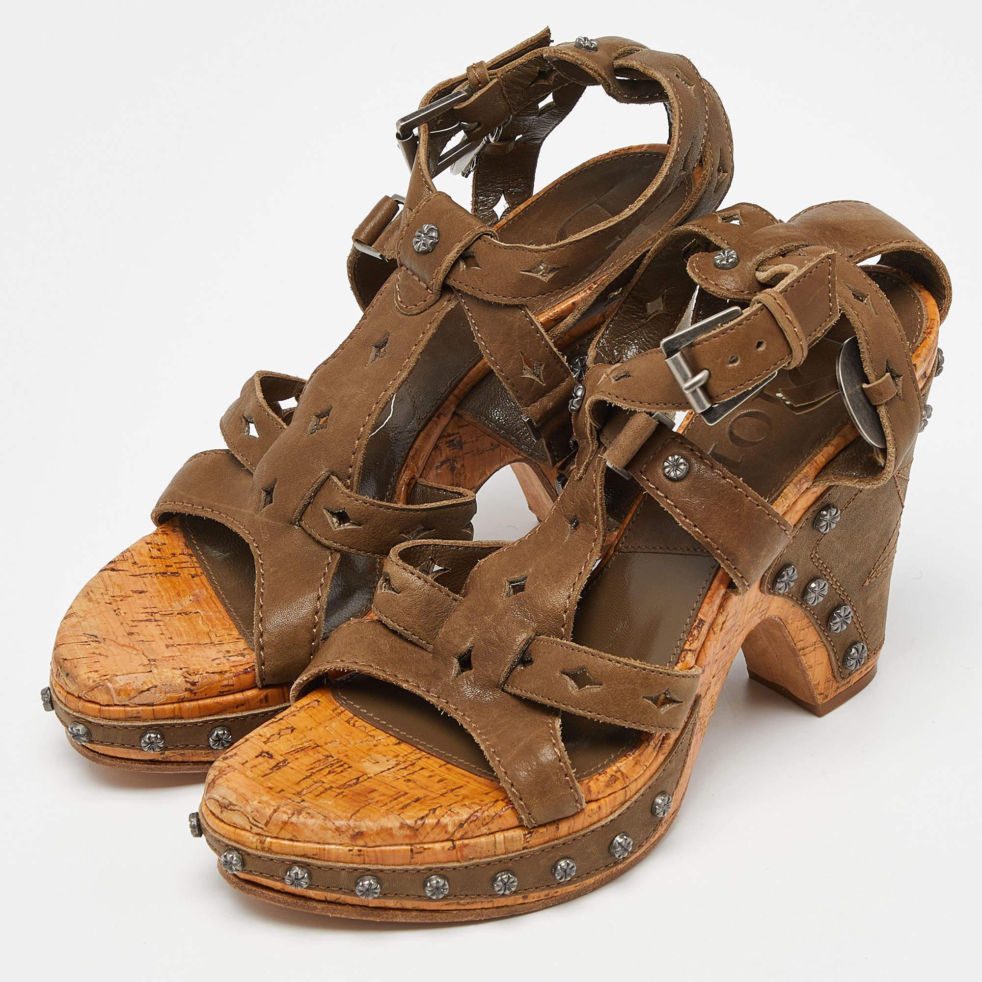 These sandals will frame your feet in an elegant manner. Crafted from quality materials they display a classy design and comfortable insoles.
