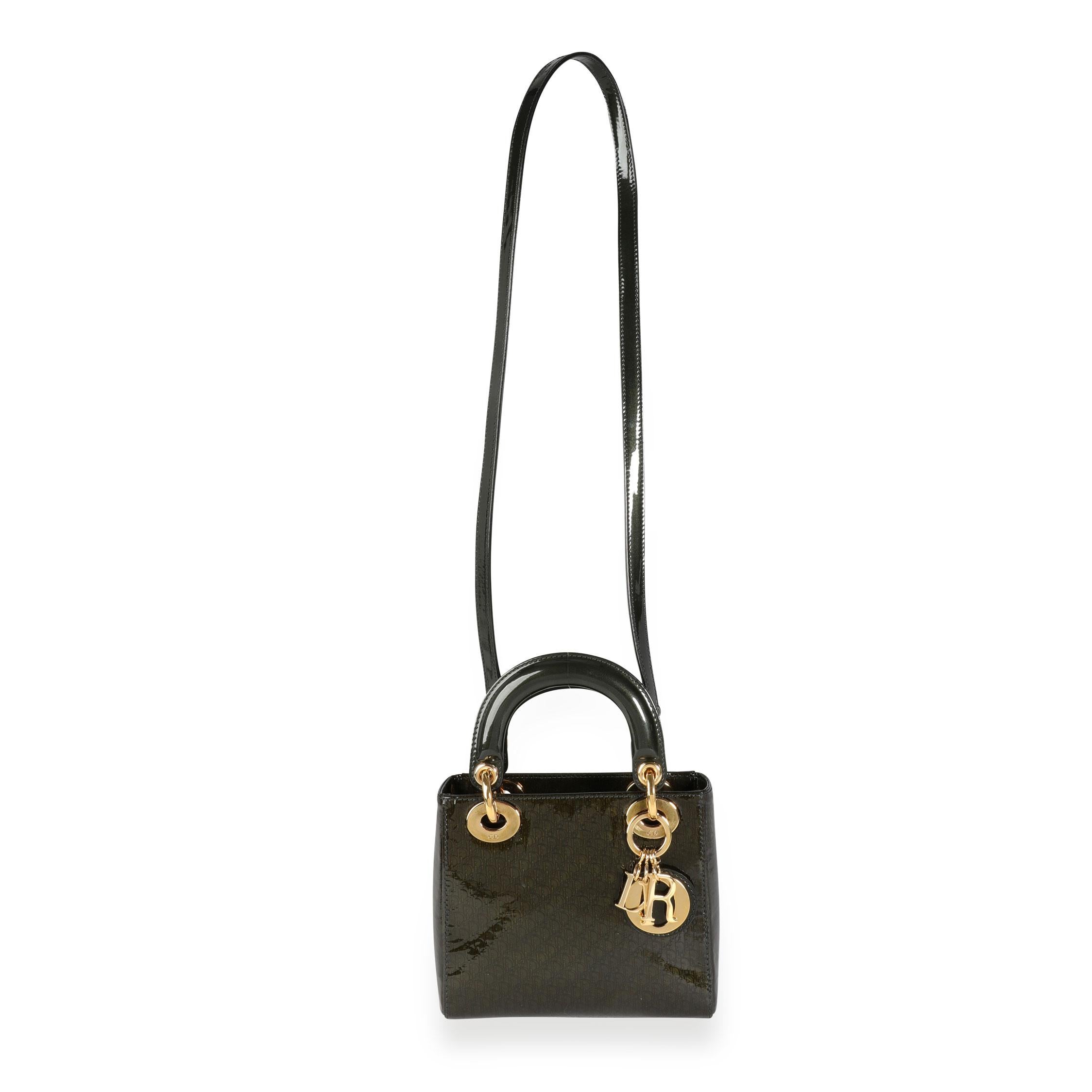 Auflistung Titel: Dior Olive Grün Monogram Lackleder Mini Lady Dior Tasche
SKU: 114975
MSRP: 4300.00
Zustand: Gebraucht (3000)
Beschreibung des Zustands: Zu Ehren von Prinzessin Diana umbenannt, bleibt die Lady Dior ein fester Bestandteil der Dior