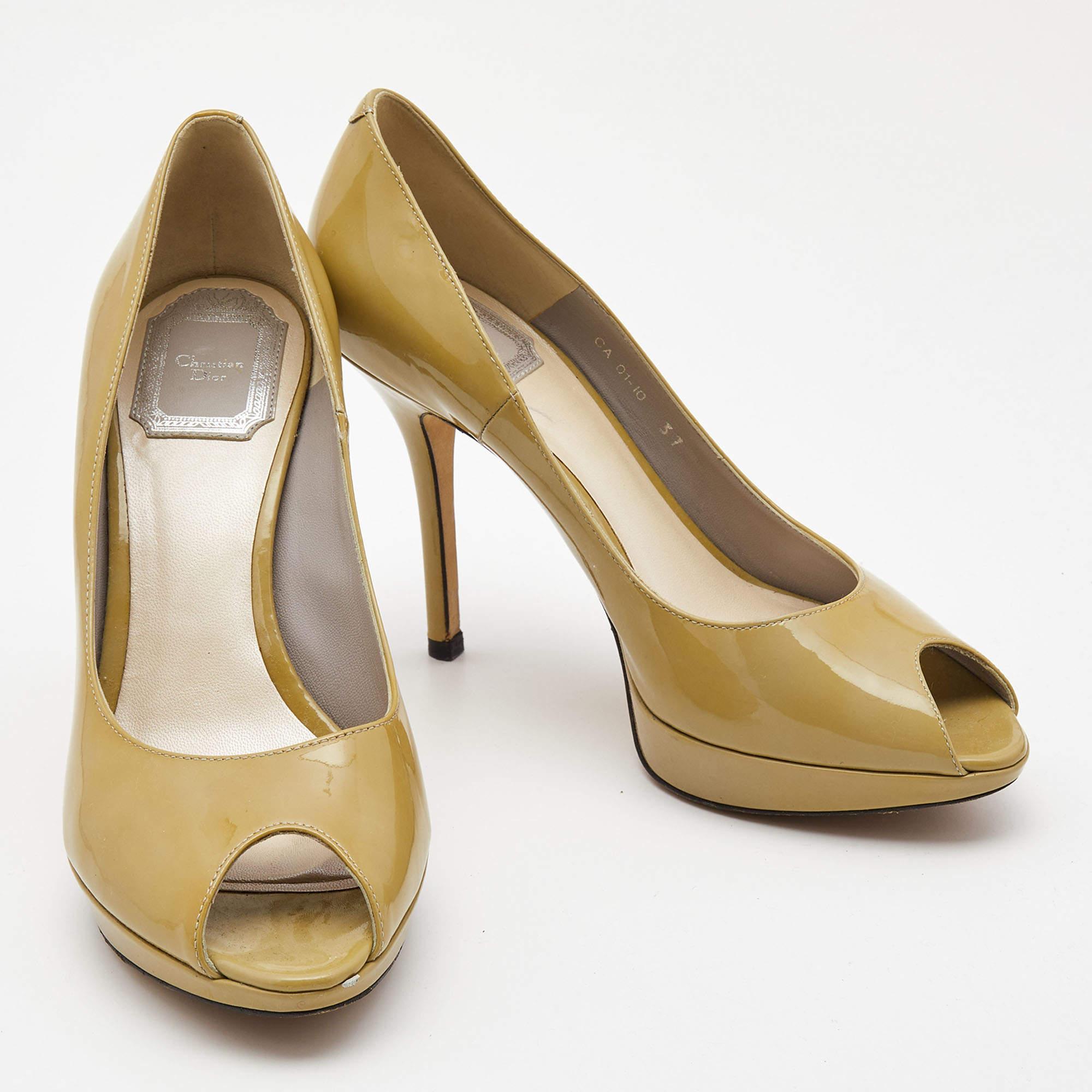 Miss Dior Pumps in pelle verniciata verde oliva Taglia 37 In condizioni discrete in vendita a Dubai, Al Qouz 2