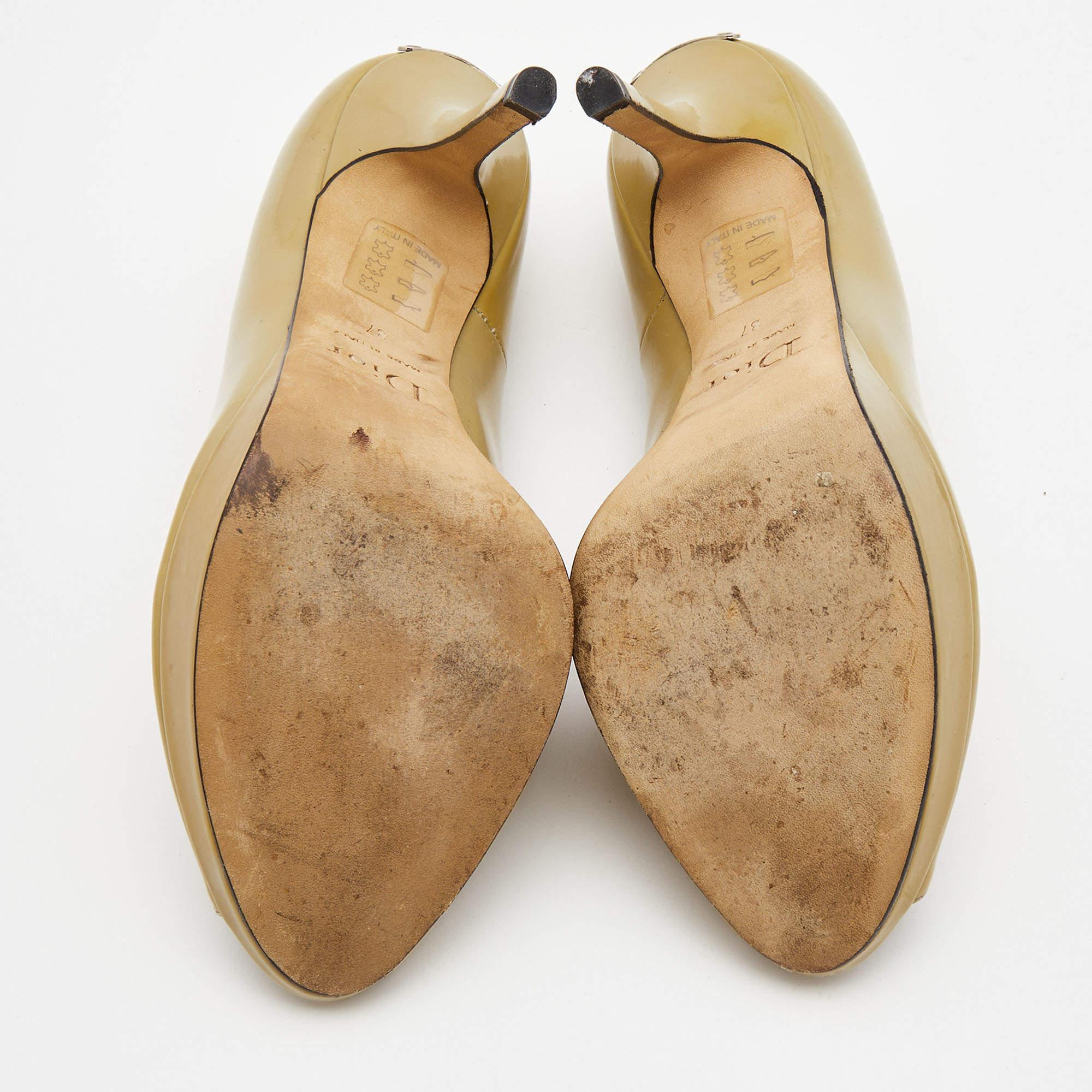 Miss Dior Pumps in pelle verniciata verde oliva Taglia 37 in vendita 1