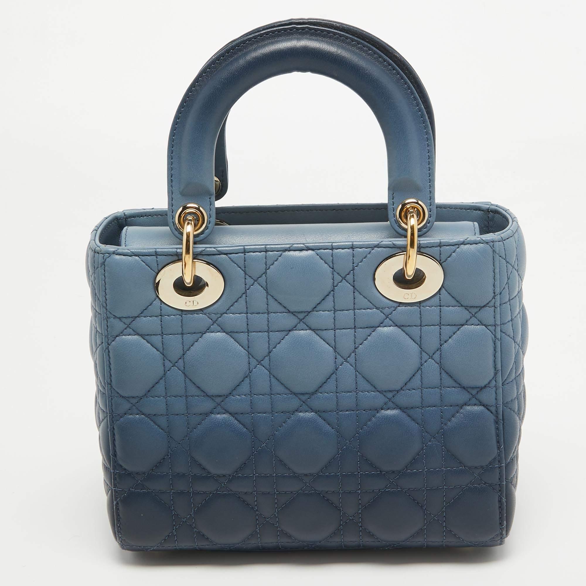 Le sac Lady Dior se distingue par son statut intemporel et son design exceptionnel. Il s'agit d'un sac emblématique dans lequel les gens continuent d'investir à ce jour. Cette beauté classique est réalisée en cuir Cannage bleu ombré. Le sac est doté