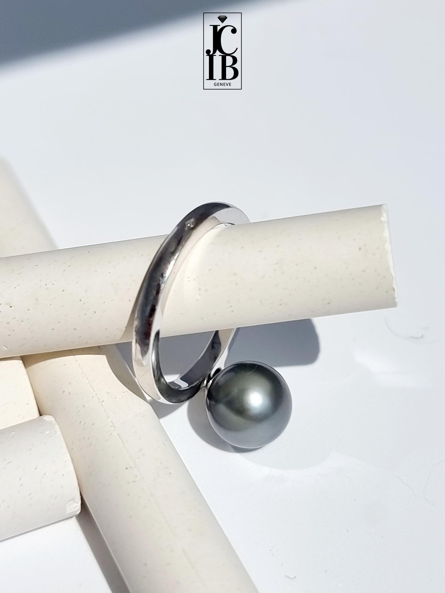Chers collectionneurs,
JCIB a trouvé pour vous une pièce très rare de Dior.

•	La Maison Maison Dior ?
L'un des plus grands noms de la mode. Dior est également devenu un acteur majeur de la joaillerie en à peine 30 ans.
Des pièces fines et