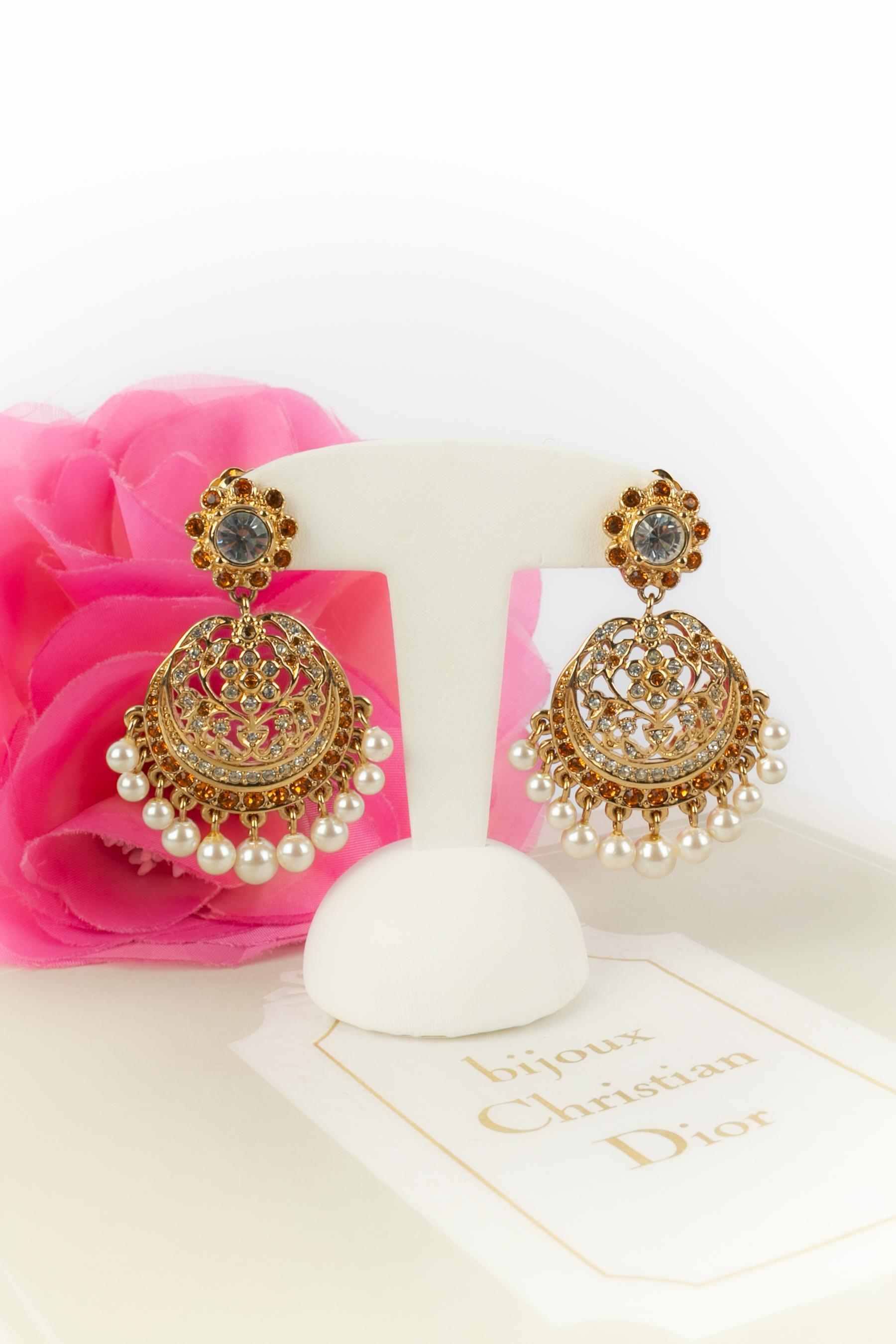 DIOR - Pendientes de clip de metal dorado con brillantes y pequeñas perlas de fantasía.

Estado:
Muy buen estado

Dimensiones:
Longitud: 5 cm

SKU:BO440