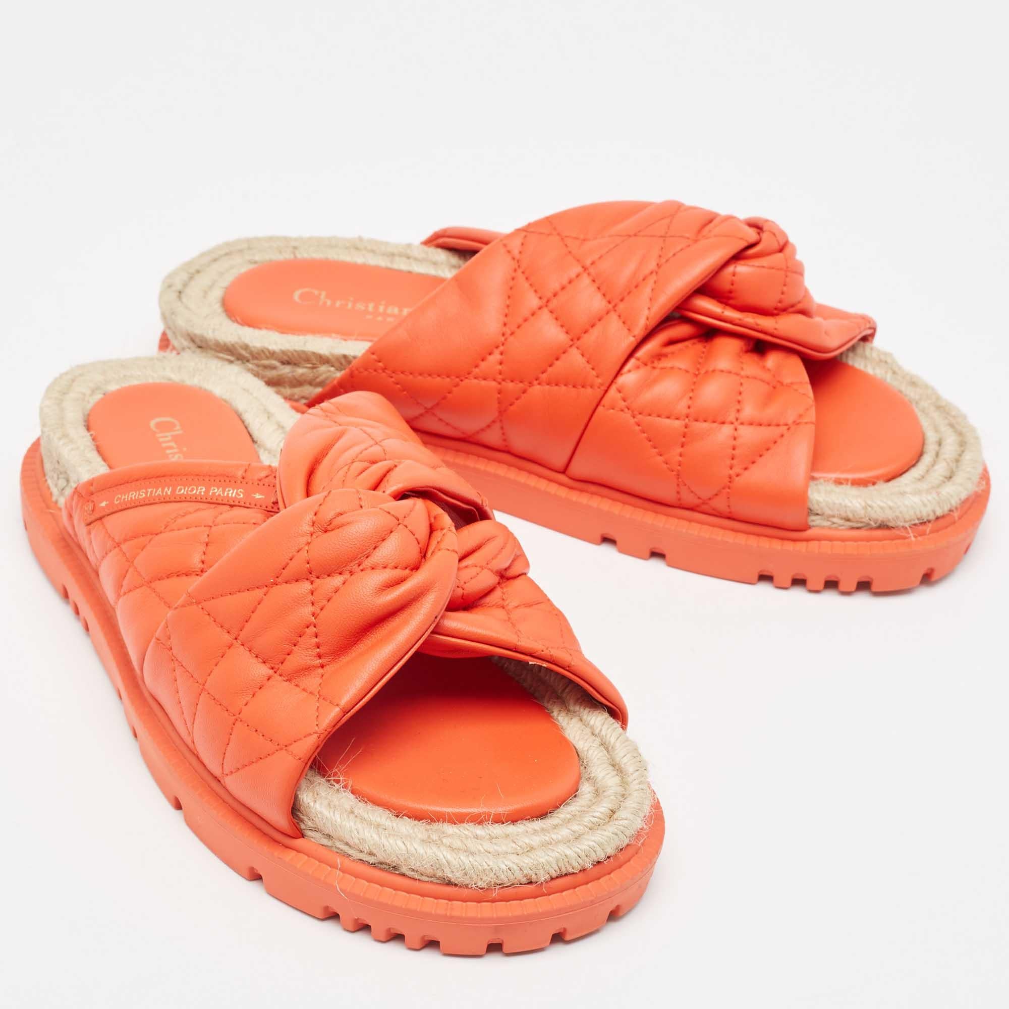 Dior - Chaussures plates à lacets en cuir orange, taille 38,5 Bon état - En vente à Dubai, Al Qouz 2
