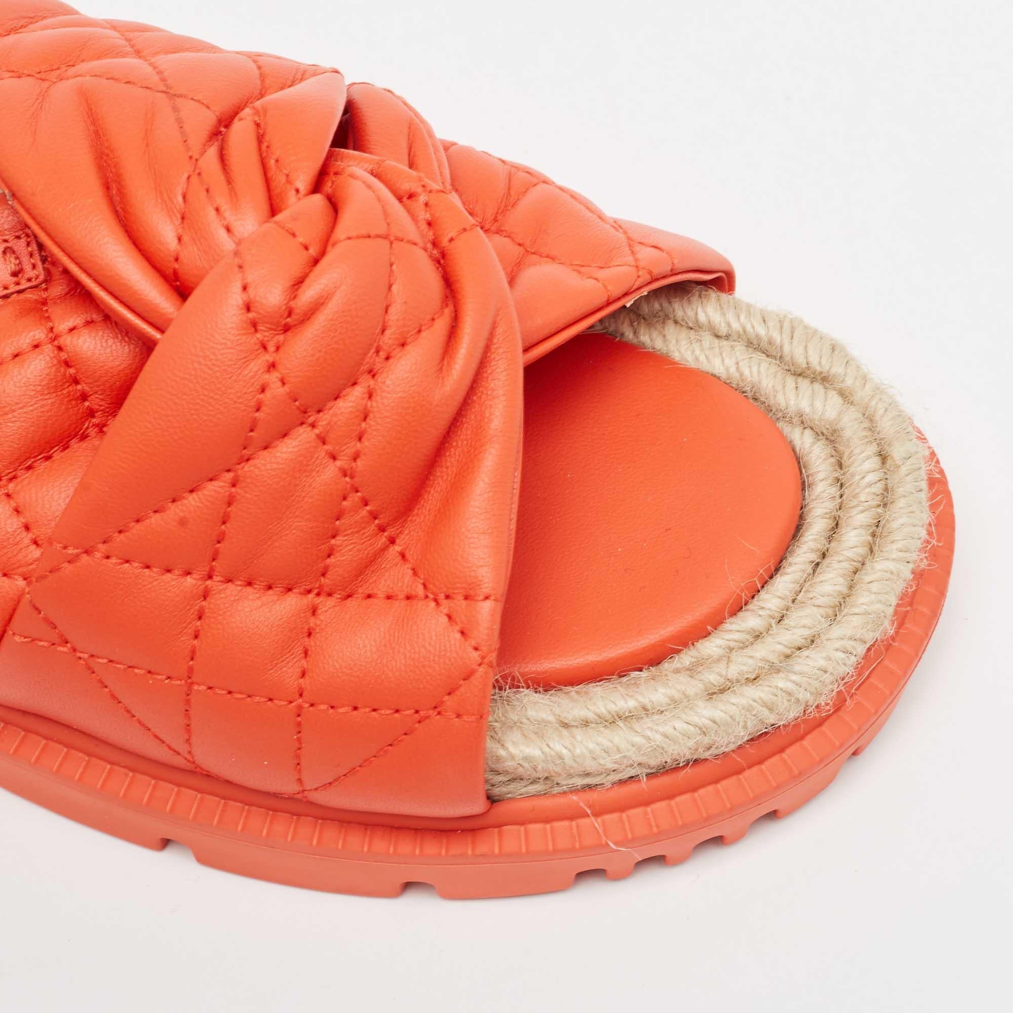 Dior - Chaussures plates à lacets en cuir orange, taille 38,5 en vente 1