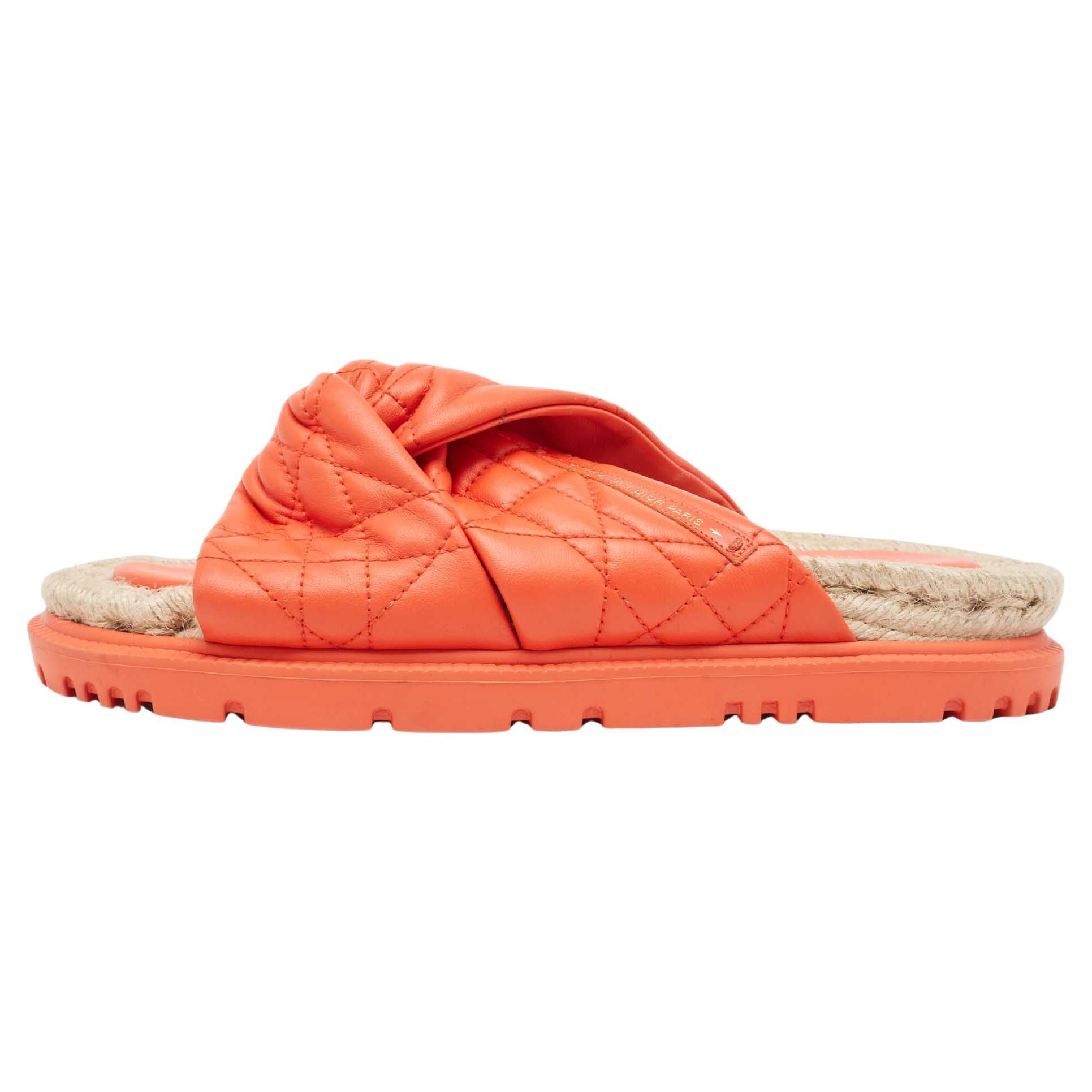 Dior - Chaussures plates à lacets en cuir orange, taille 38,5 en vente
