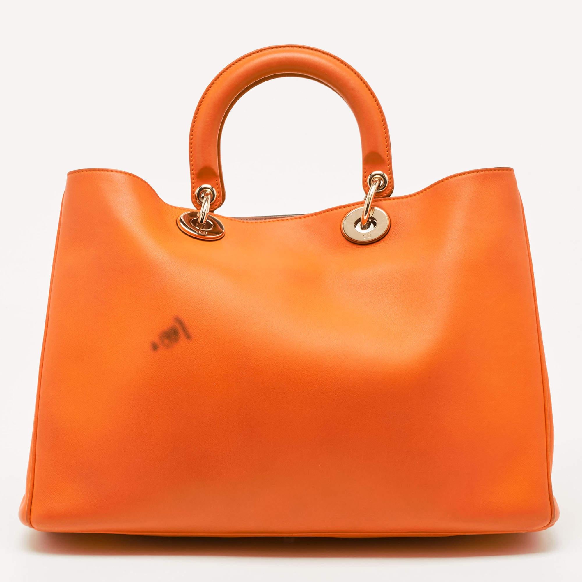 Carry everything you need in style thanks to this Dior tote. Crafted from the best materials, this is an accessory that promises enduring style and usage.

Includes:  Original Box, Detachable Strap, Detachable Zip Pouch

