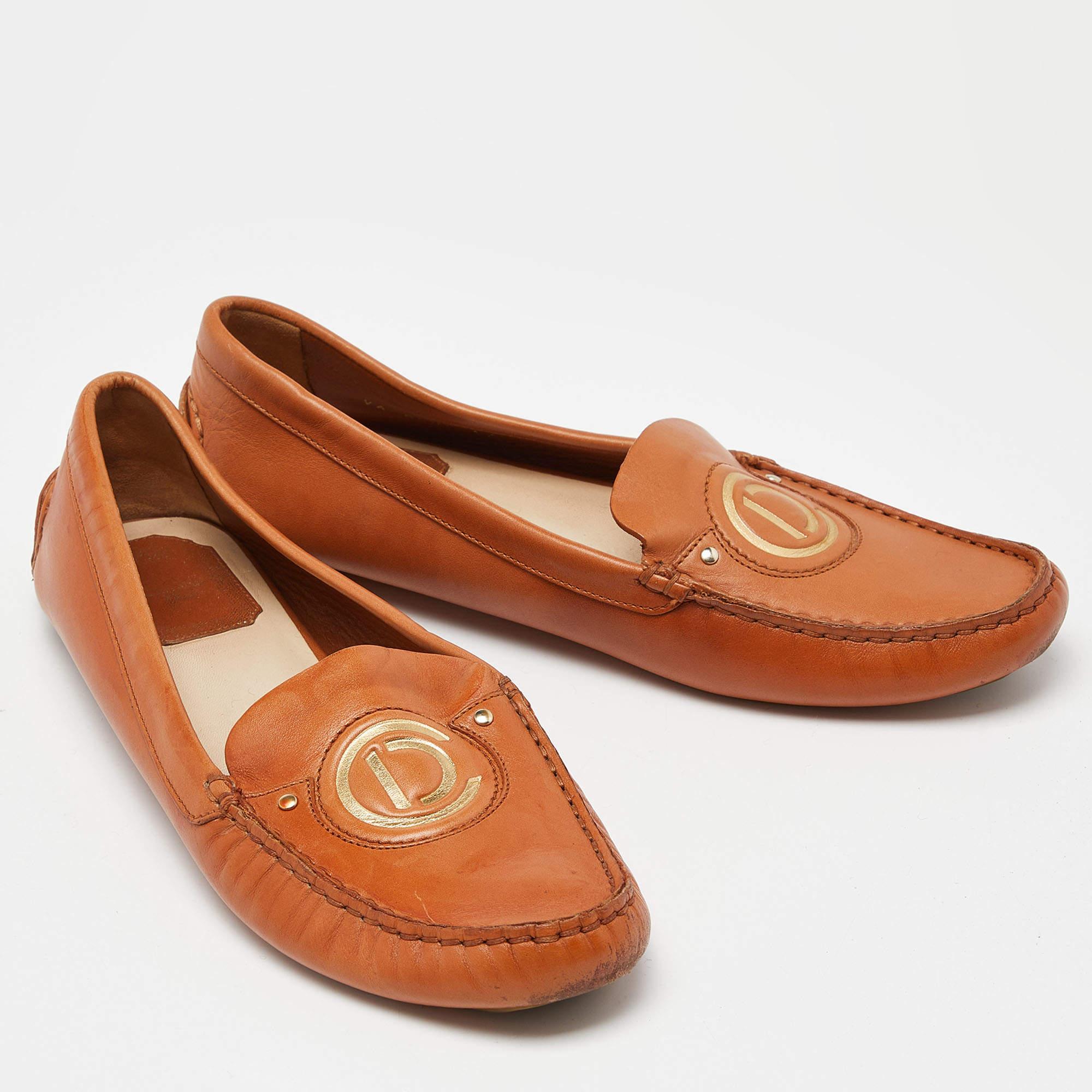 Mocassins en cuir orange Dior, taille 37 Excellent état - En vente à Dubai, Al Qouz 2