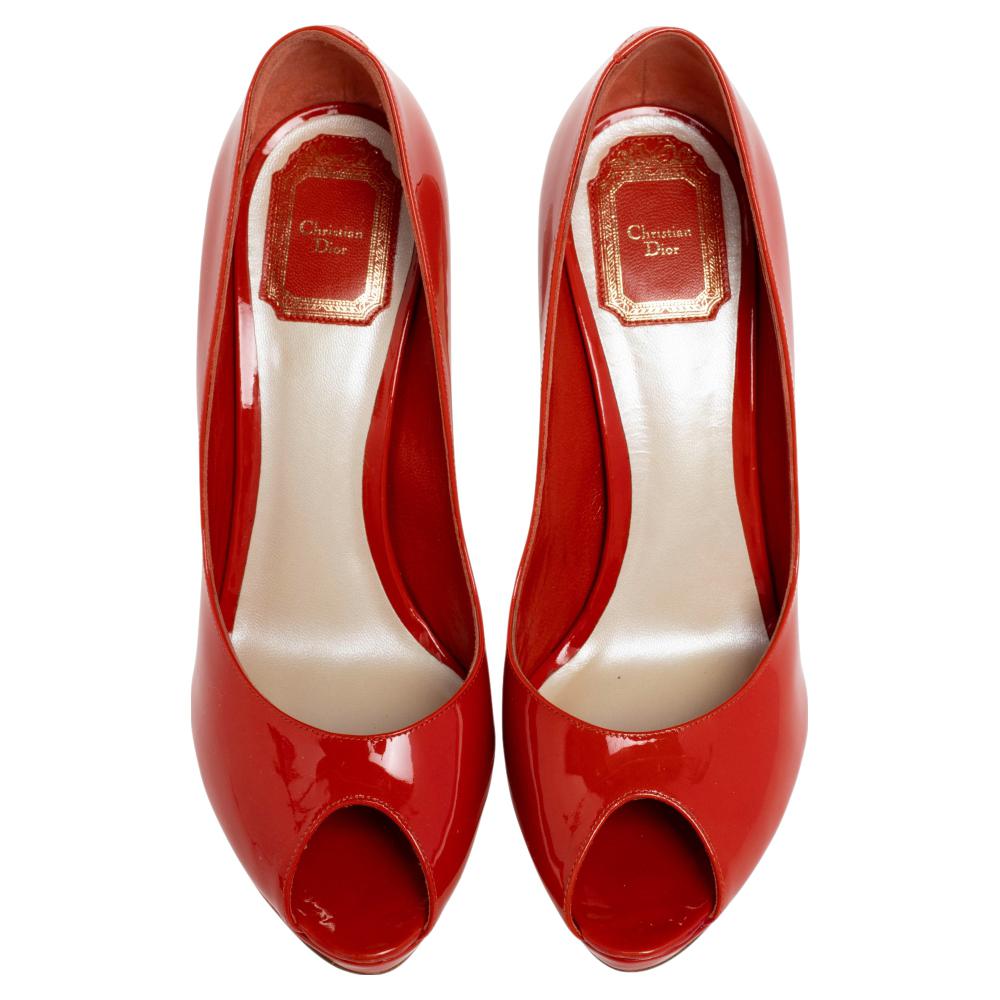 Add a subtle touch of timelessness to your look by donning these patent leather pumps. This pair of Dior pumps is designed with peep toes, high heels and the brand logo on the counters. Be at par with the latest trends in the world of fashion when