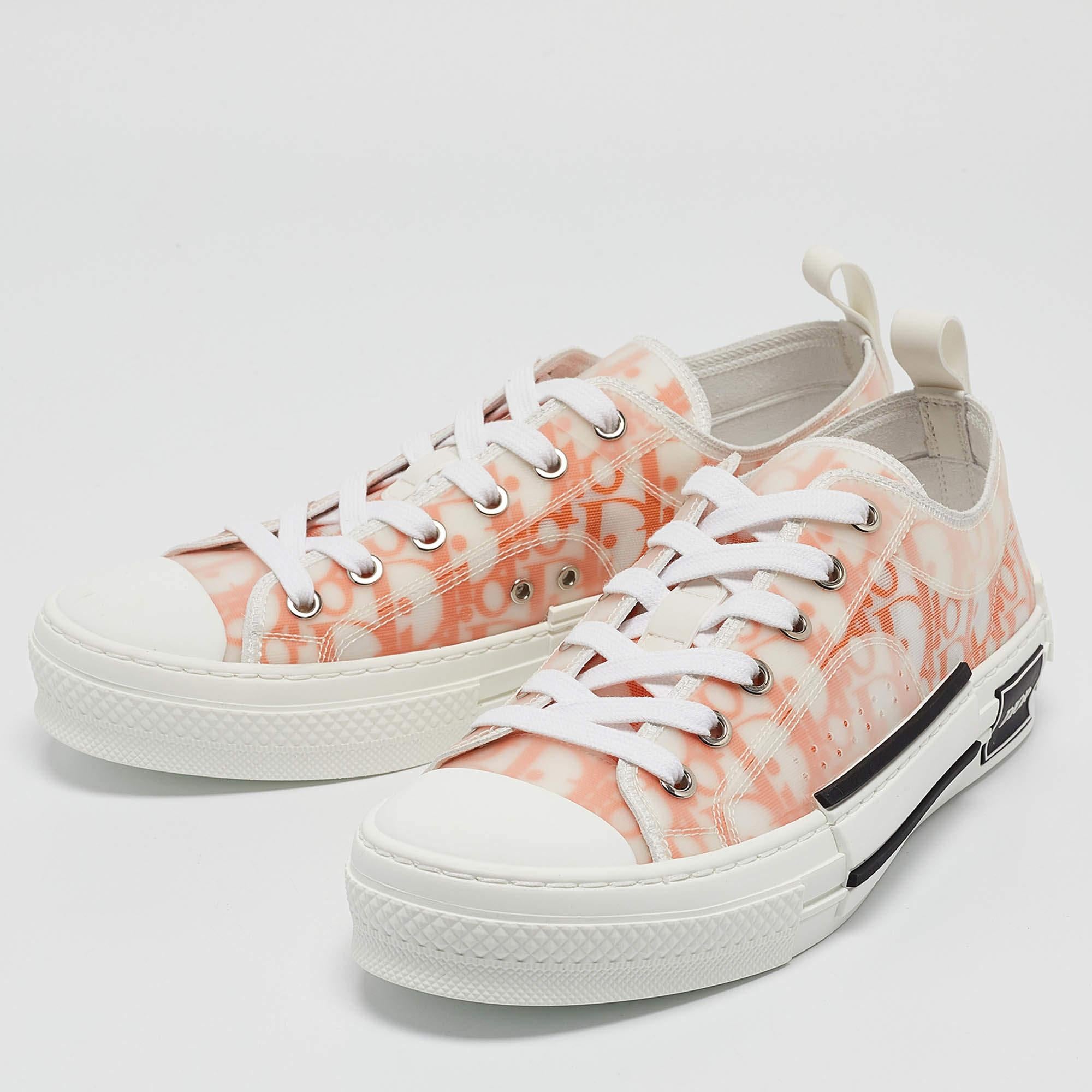 The House of Dior brings you these stylish B23 sneakers for a comfort laden OOTD They are crafted using Oblique mesh and rubber into a classic low top profile. They exhibit lace up fastenings  silver tone hardware  pull tabs  and signature details.
