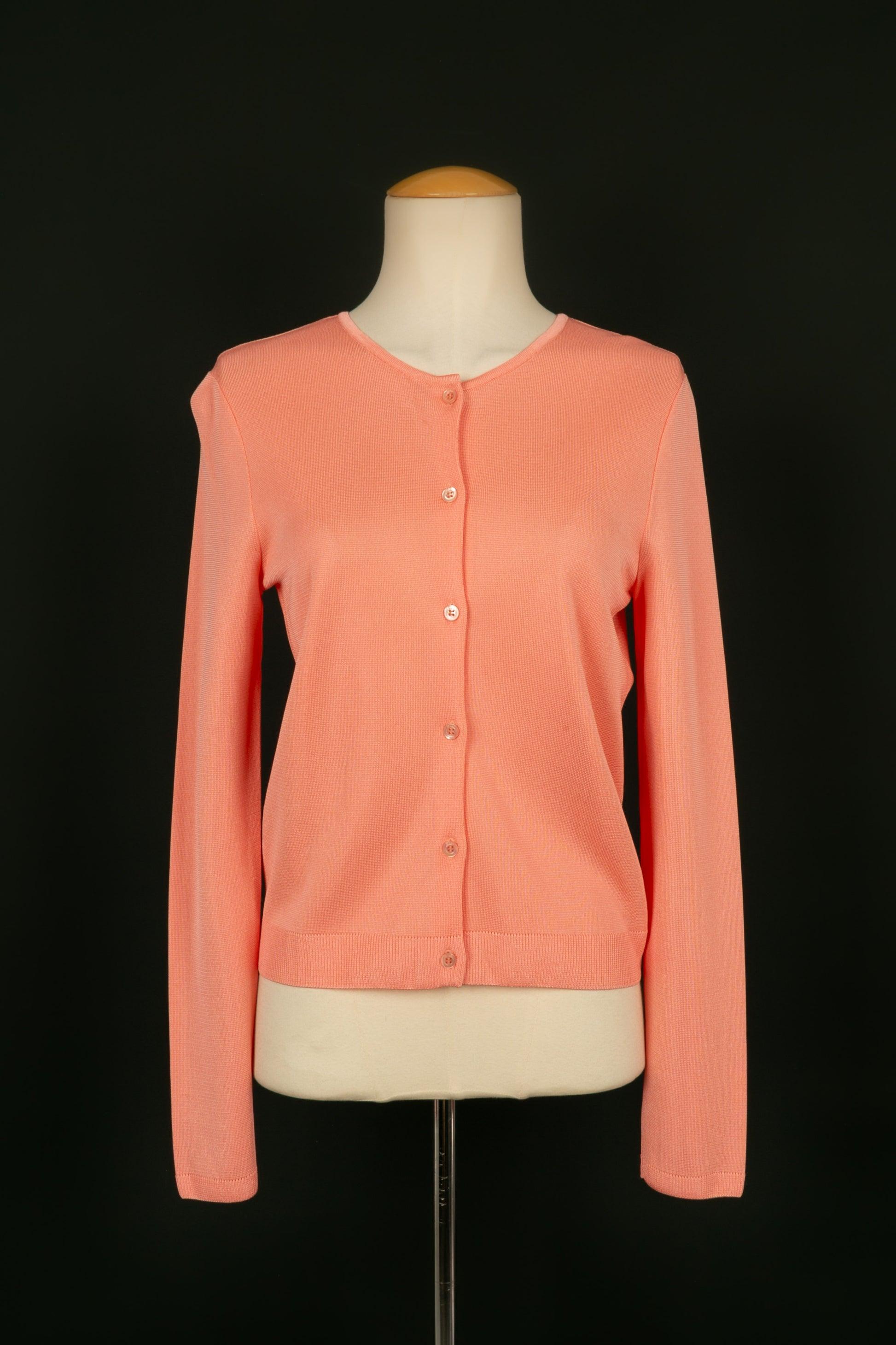 Dior - (Made in France) Viscose twin set composed of a cardigan and a sleeveless top in orangey pink tones. Size 36FR. Fall-Winter 2003 Collection.

Additional information:
Condition: Very good condition
Dimensions: Cardigan: Shoulder width: 41 cm -