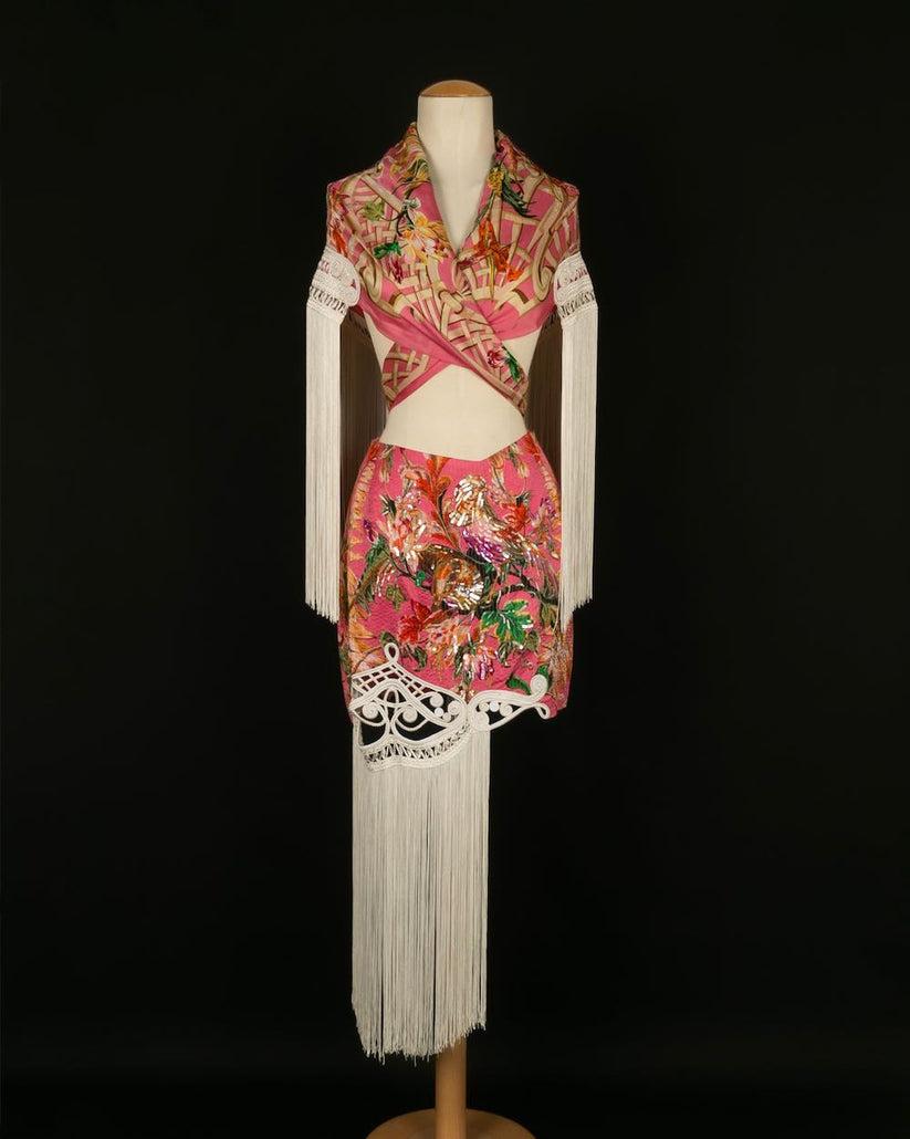 Dior - (Fabriqué en France) Ensemble composé d'une chemise en taffetas orange transparent, d'une jupe rose frangée en soie et passementerie et d'un grand châle rose en soie et passementerie cousu de paillettes. Pas de Label de taille, cet ensemble