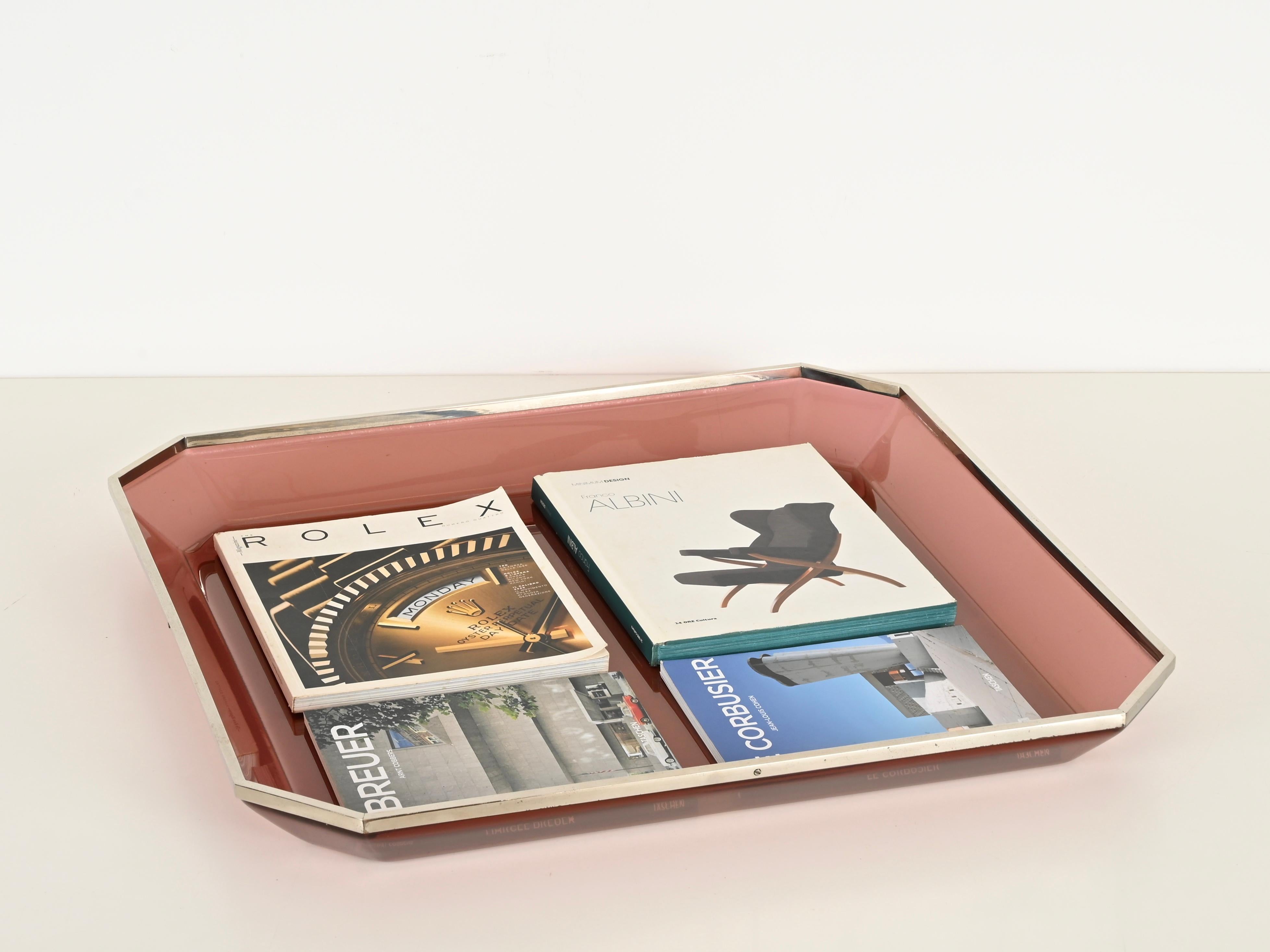 Spektakuläres Mid-Century-Tablett aus rosafarbenem Lucit mit verchromtem Rand, als Tafelaufsatz oder zum Servieren. Dieses unglaublich stilvolle und einzigartige Stück wurde in den 1970er Jahren in Italien hergestellt und wird der Produktion von