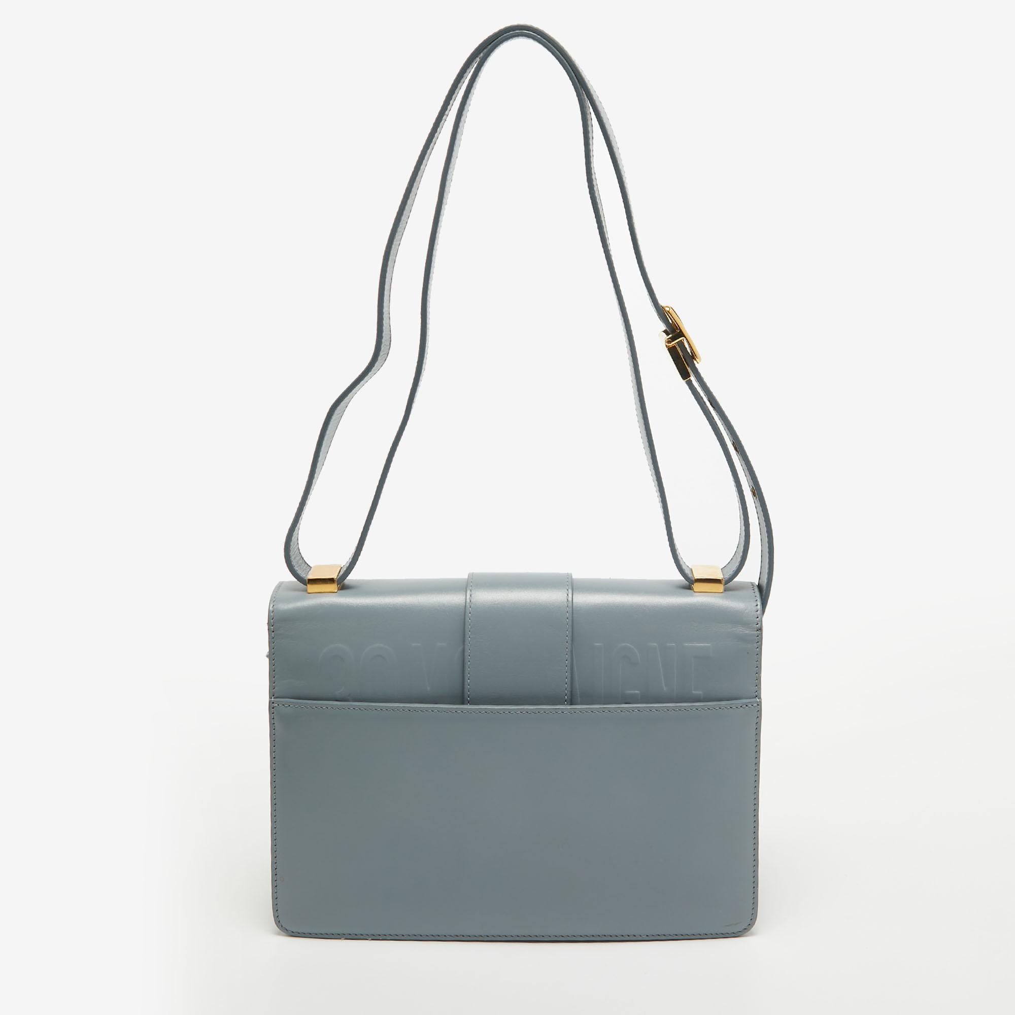 One of the most emblematic creations of the House of Dior is this gorgeous 30 Montaigne shoulder bag. Embellished with the signature CD accent on the front and crafted using pale blue leather, this bag provides us with a neat leather interior and a
