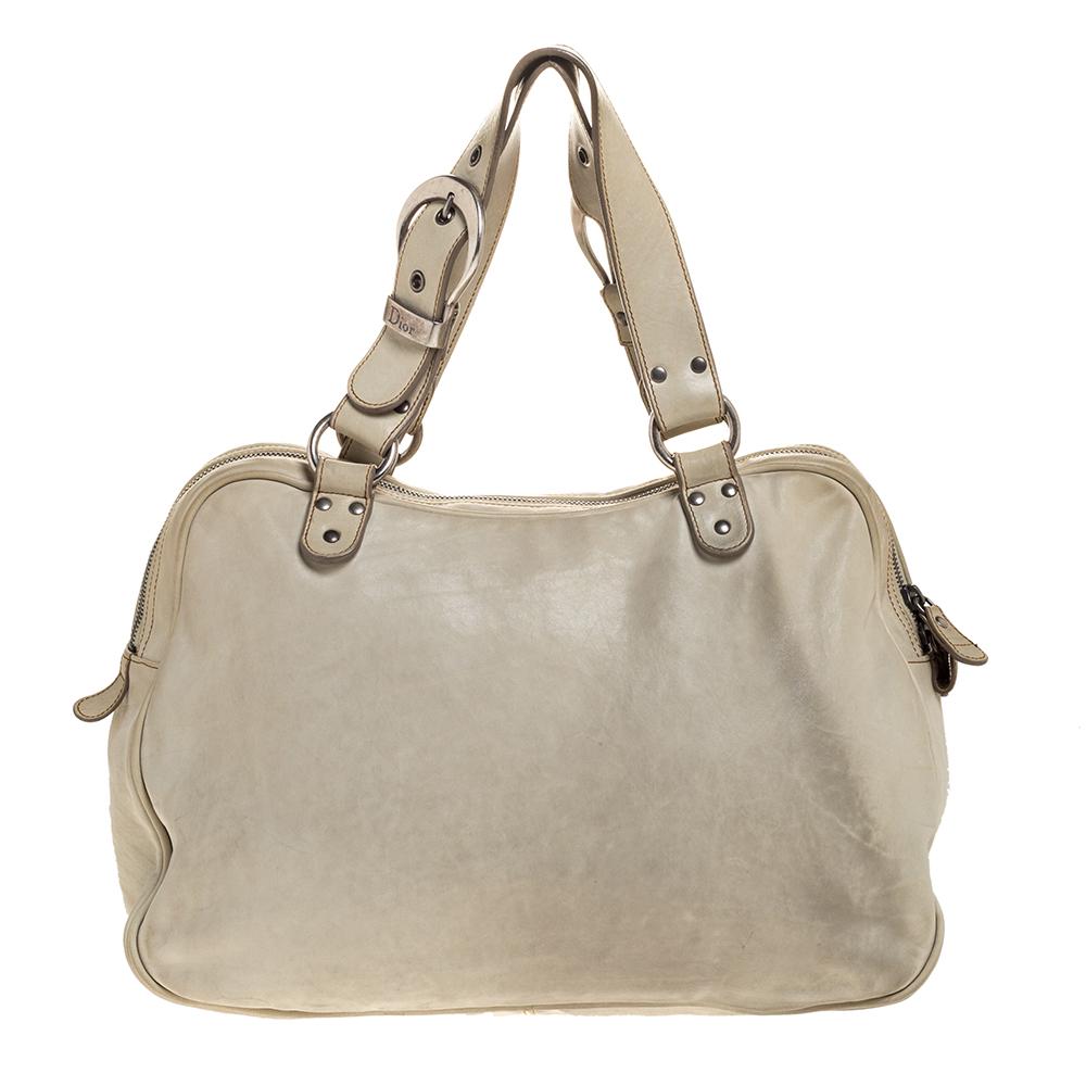 From the house of Dior, this Gaucho Double Saddle bag is an excellent blend of elegance and style. It comes in a pale green hue that is perfect for making a statement. The bag features a chunky buckle with an attached key on the front flap and a