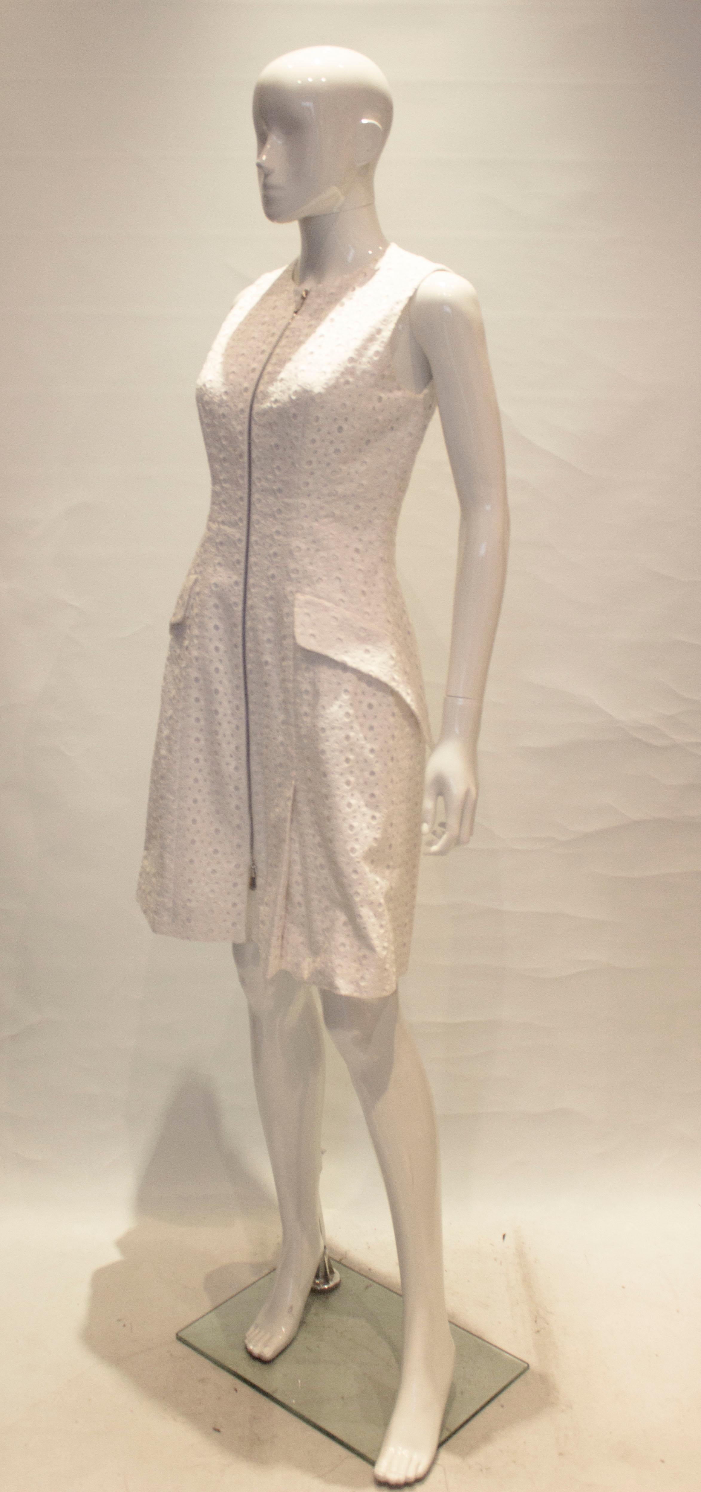 Christian Dior Paris Weißes Kleid aus Broderie Anglaise (Braun) im Angebot
