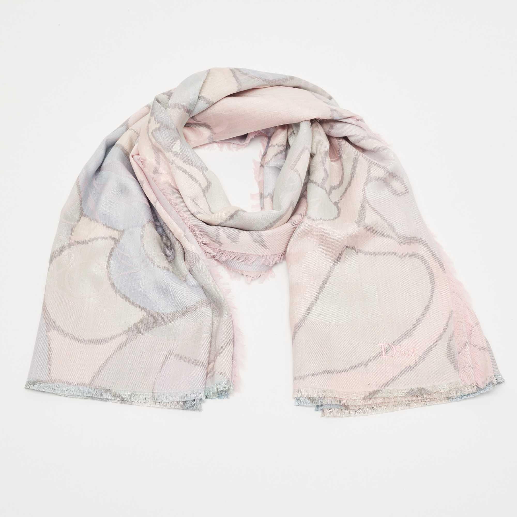Classy and stylish are some words that come to our minds when we look at the scarf. The label brings you this versatile creation made from luxurious materials that you style with many outfits.

