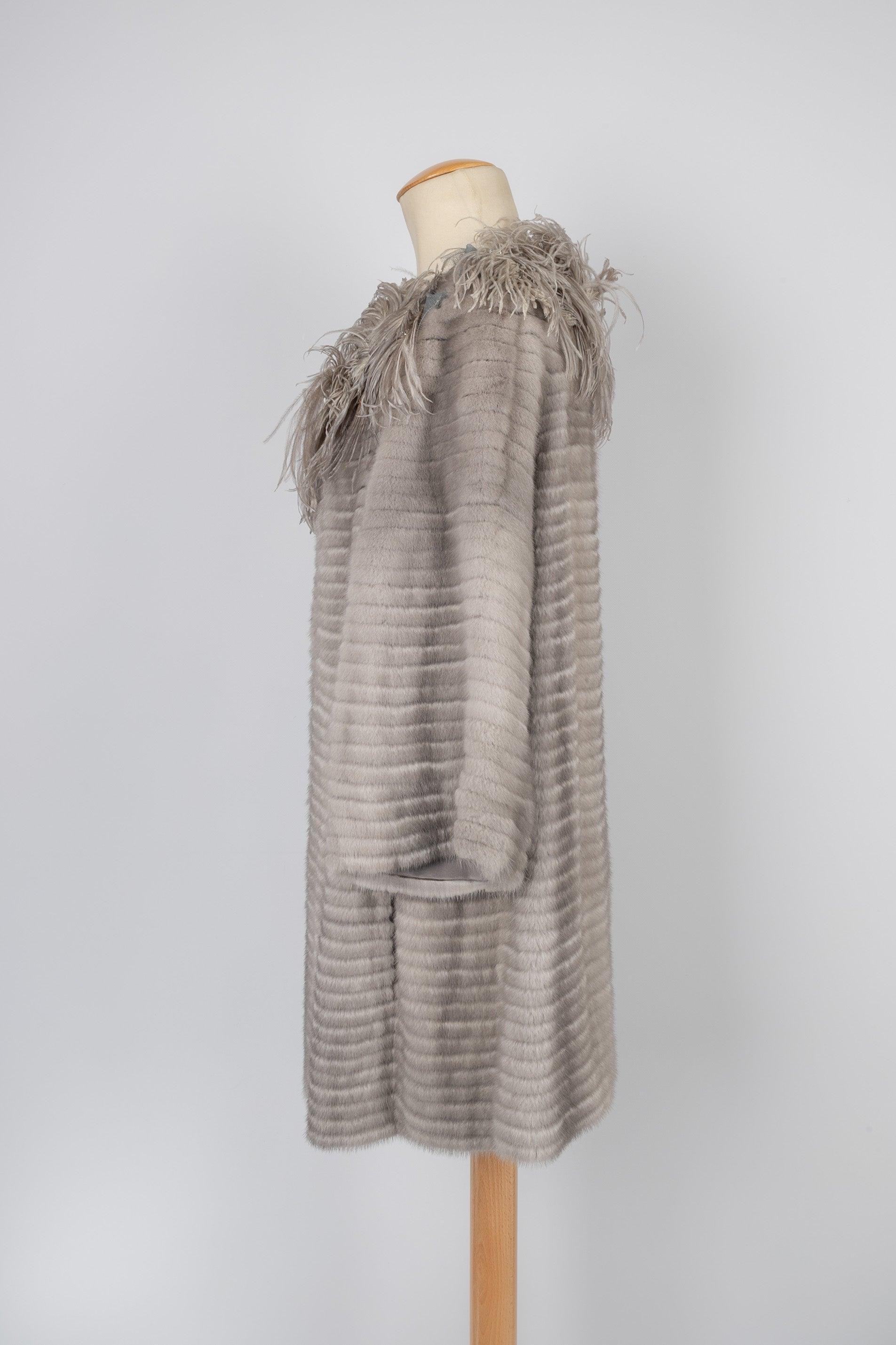 Dior - (Made in France) Pearl grey thin-rib mink coat. Ostrich feather collar. 38FR Size. 2010 Fall-Winter Ready-to-Wear Collection under the artistic direction of John Galliano.

Additional information:
Condition: Very good condition
Dimensions:
