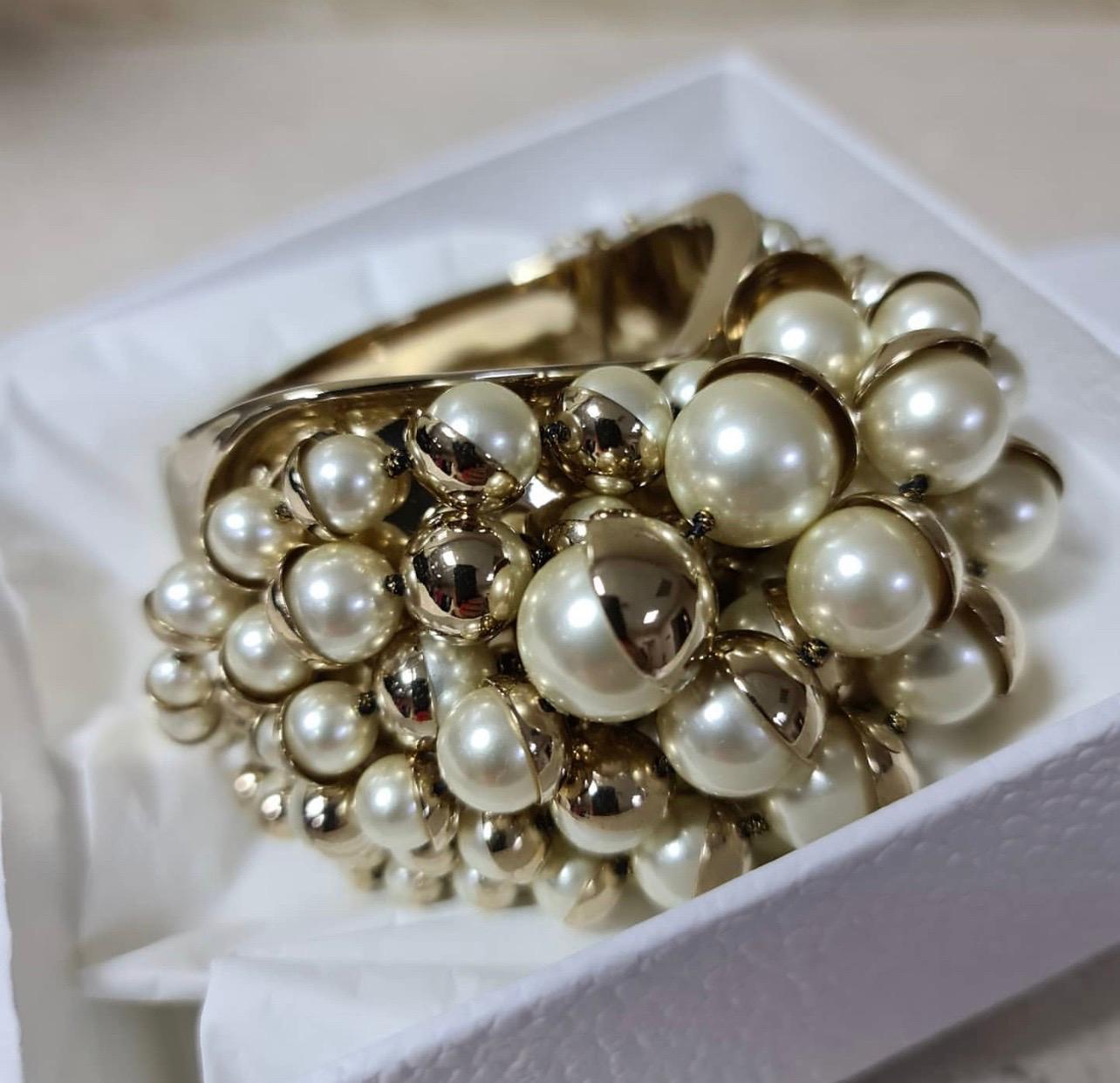 Stunning Dior Pearl Massive Bracelet.
Very good condition.
Hardly ever worn.
Size M
Full set.
For buyers from EU we can provide shipping from Poland. Please demand if you need.
