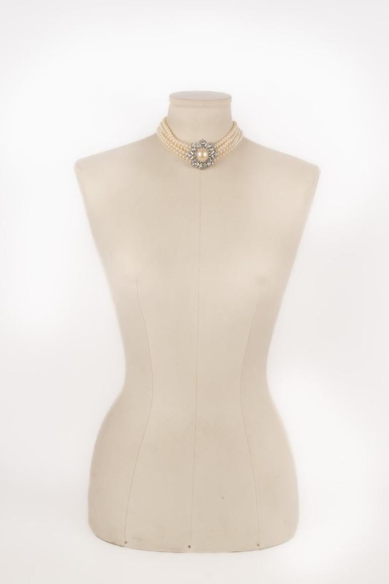 DIOR - (Made in Germany) Short necklace with fancy pearl beads and central medallion in silver metal and rhinestones. 1970 collection.

Additional information:
Condition: Very good condition
Dimensions: Length: from 32 cm to 37 cm

Seller Reference: