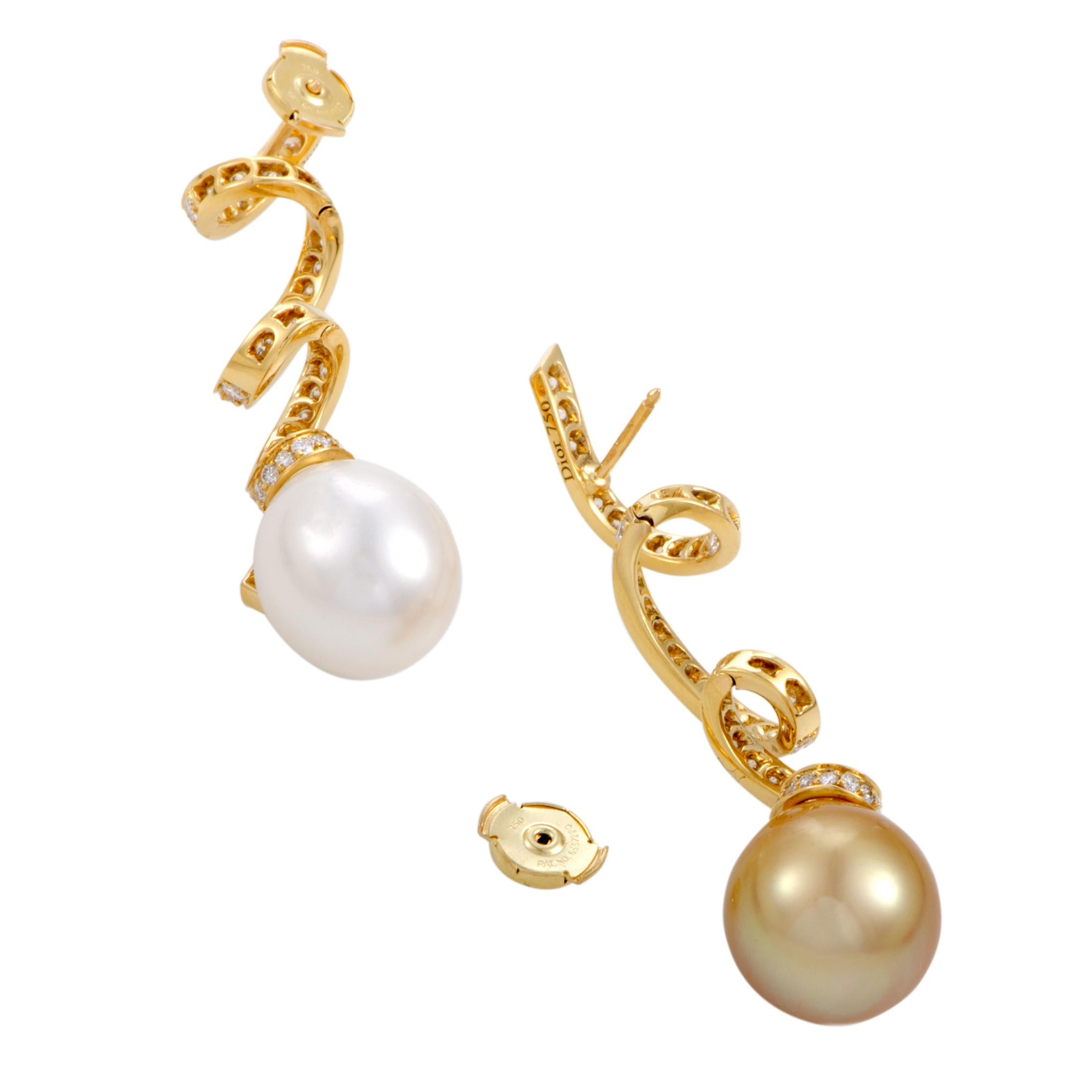 An embodiment of sophisticated elegance, these sublime “Petit Caprice” earrings from Dior will add a classy touch to any ensemble of yours. The pair is made of 18K yellow gold, embellished with a white and a gold pearl and with glistening diamonds