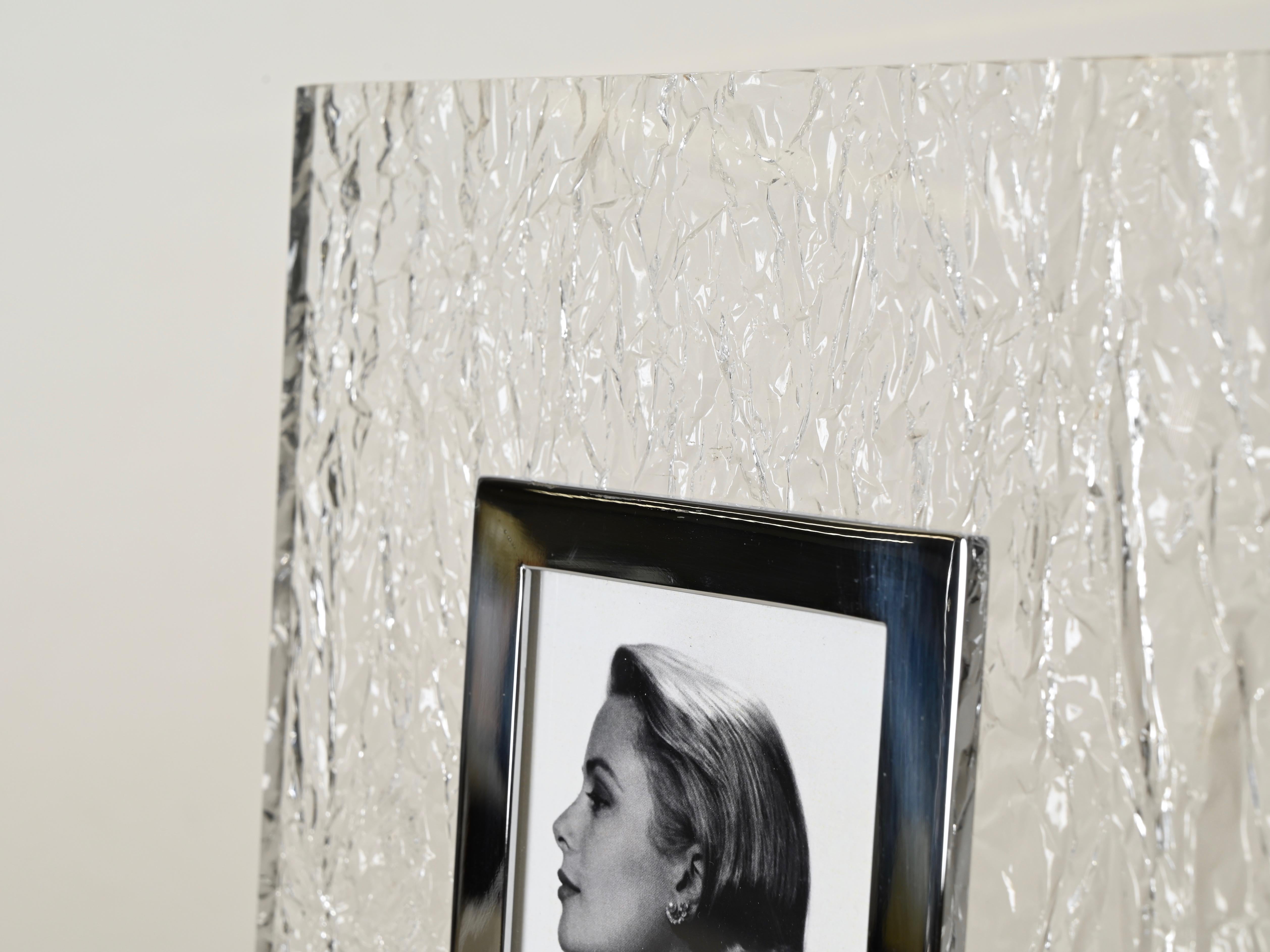 Fatto a mano Portafoto Dior in lucite effetto ghiaccio e cromo, Italia, anni '70 in vendita
