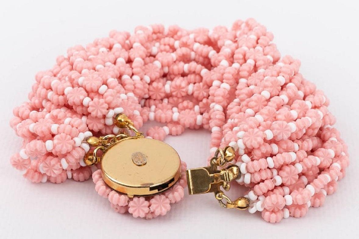 Dior (Made in Germany) Multi-strand bracelet composed of pink and white beads.

Additional information:

Dimensions: 
Length: 22 cm (8.66