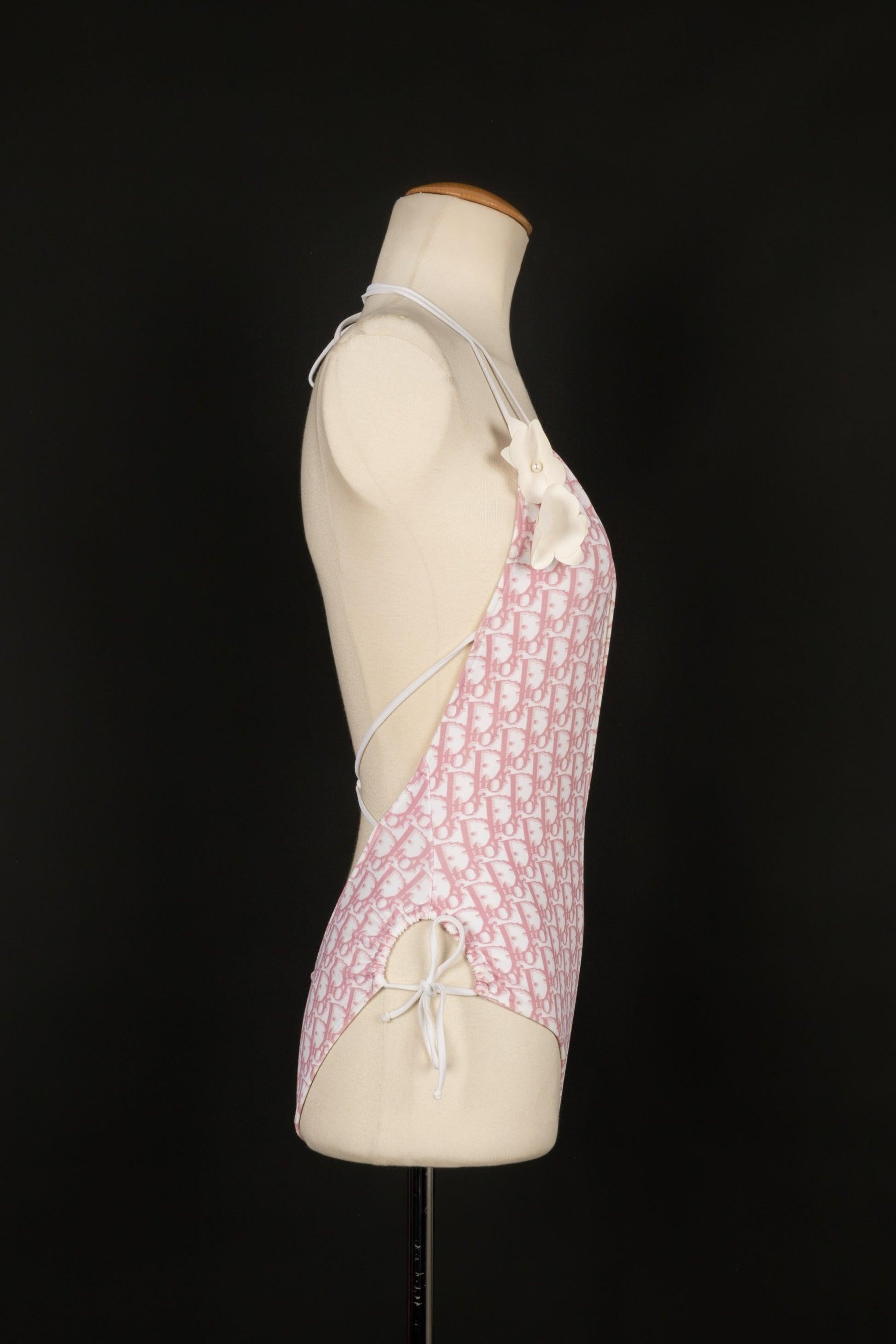 Dior Rosa und Weißer einteiliger Badeanzug mit Markenschmuck im Zustand „Hervorragend“ im Angebot in SAINT-OUEN-SUR-SEINE, FR