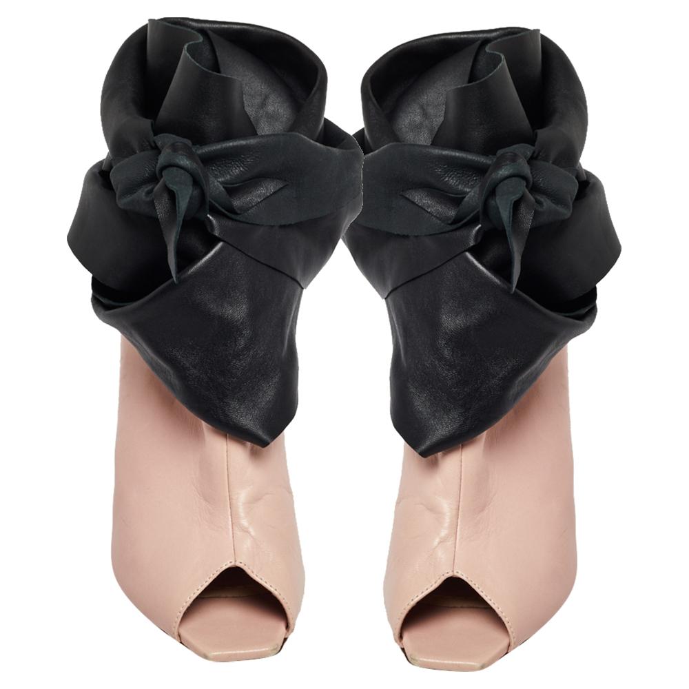 Dior Botines Brooklyn de piel rosa/negro con puntera abierta Talla 40 en Bueno Estado en Dubai, Al Qouz 2