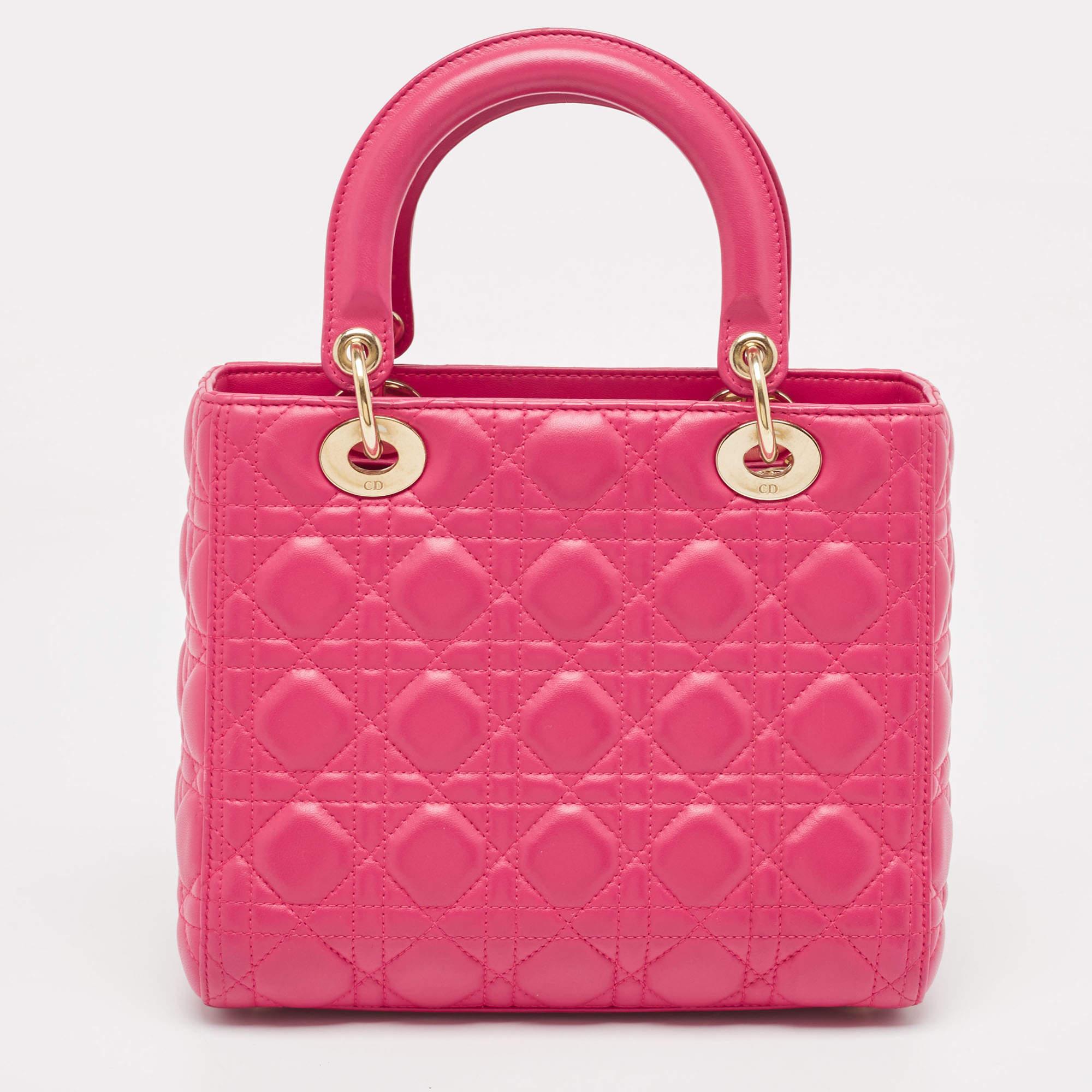 Mit dieser rosafarbenen Tasche von Lady Dior haben Sie alles Wichtige für den Tag dabei und Ihr Outfit ist komplett. Die aus den besten MATERIALEN gefertigte Tasche trägt die Handschrift der Maison Maison für kunstvolle Handwerkskunst und dauerhafte